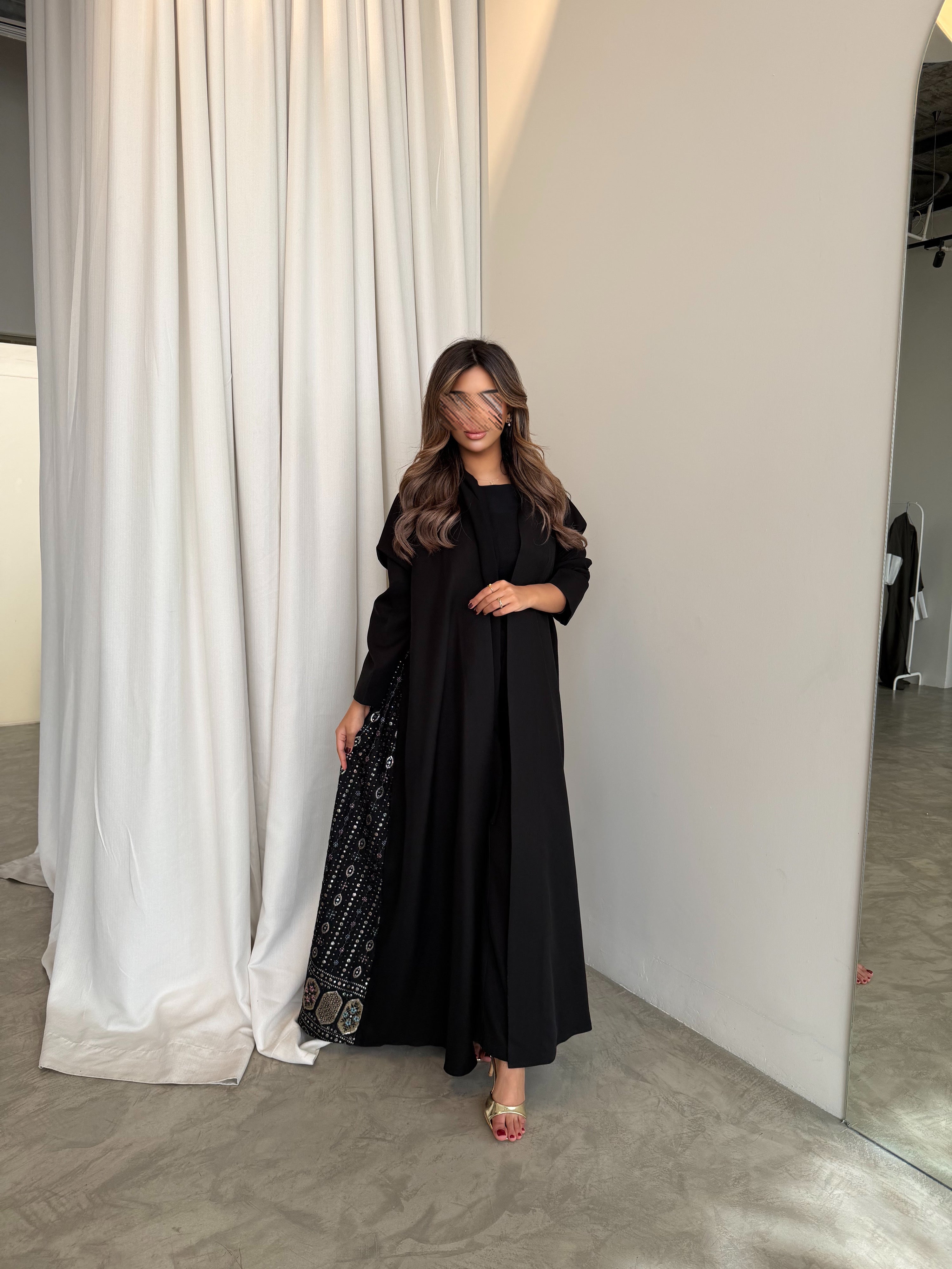 MWT1051 - عبايه بتدخيله لنن تطريز بالجنب - Aya