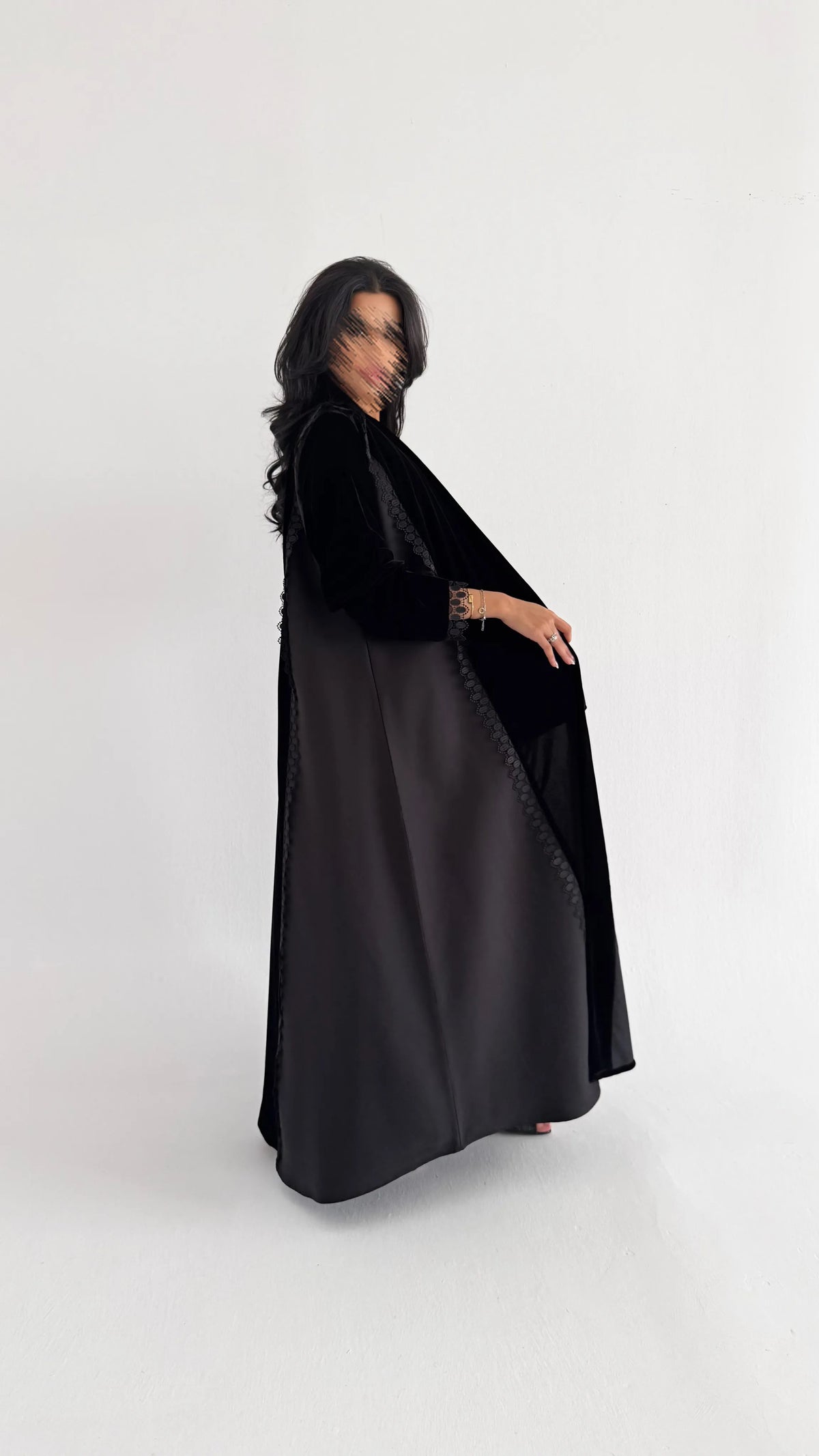 MWT3004 - عباية مخمل وتفته أسود - Aya