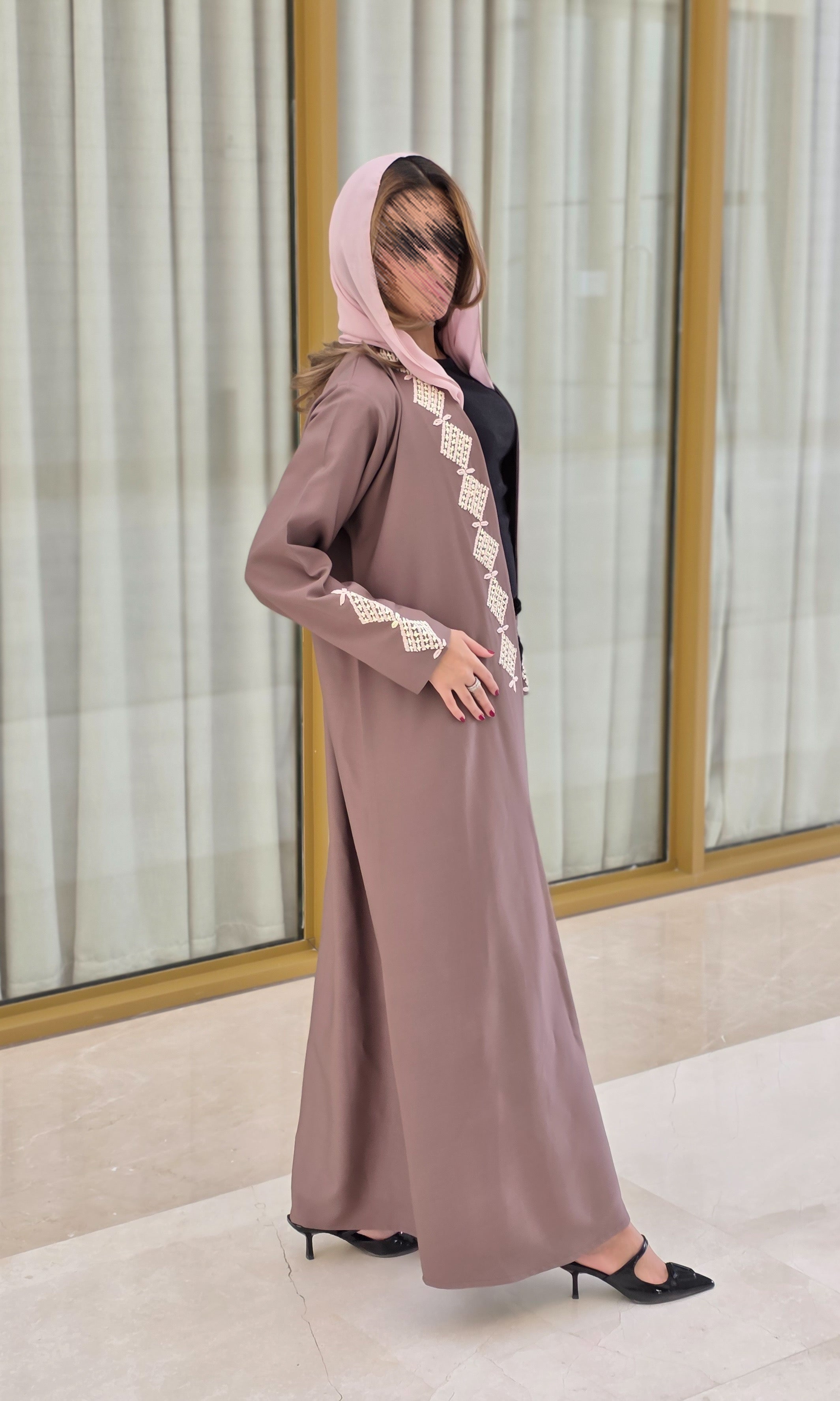 MWT662 - عباية وردي تطريز من الامام - Aya