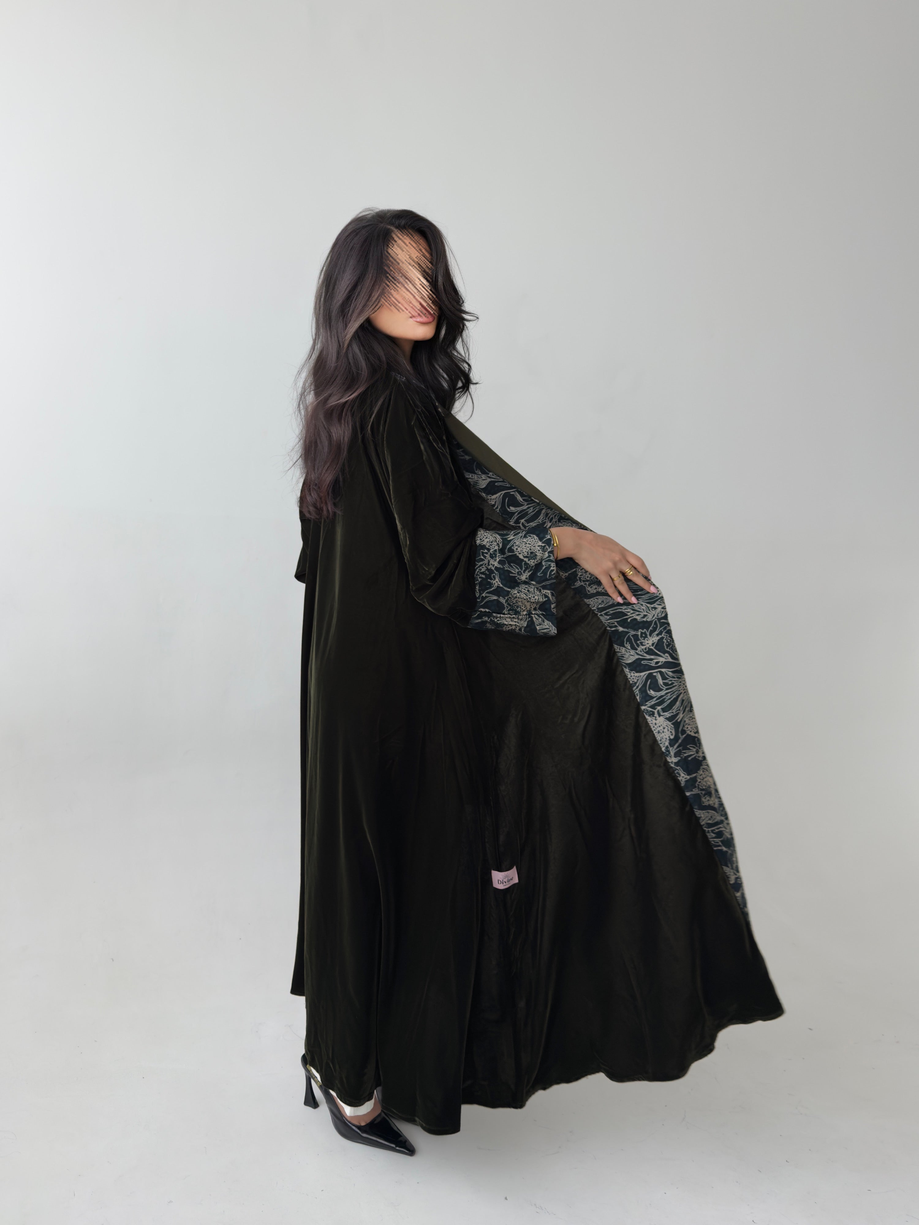 MWT809 - عباية مخمل مع تدخيلة مشجر