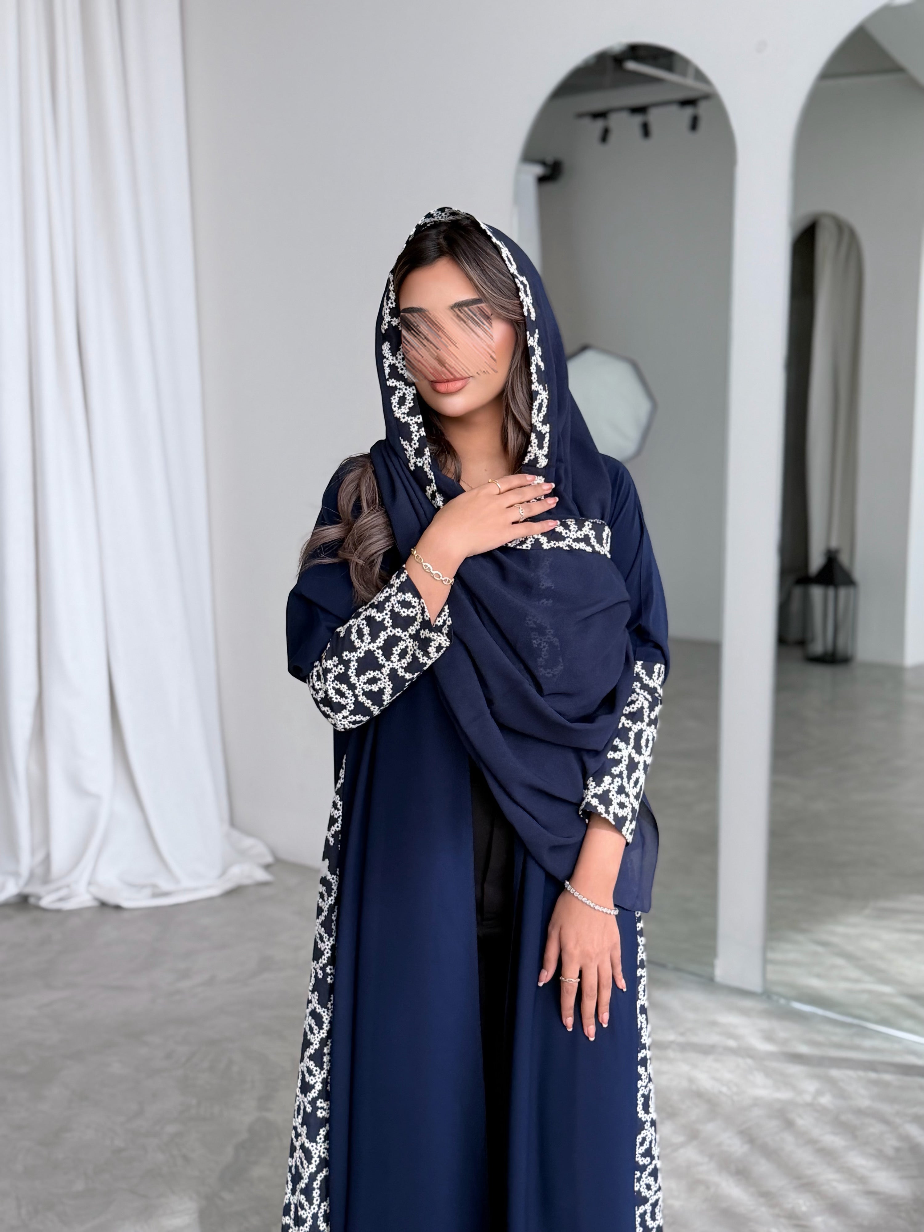 MWT766 - عباية كريب مع تدخيلة لنن هندي - Aya