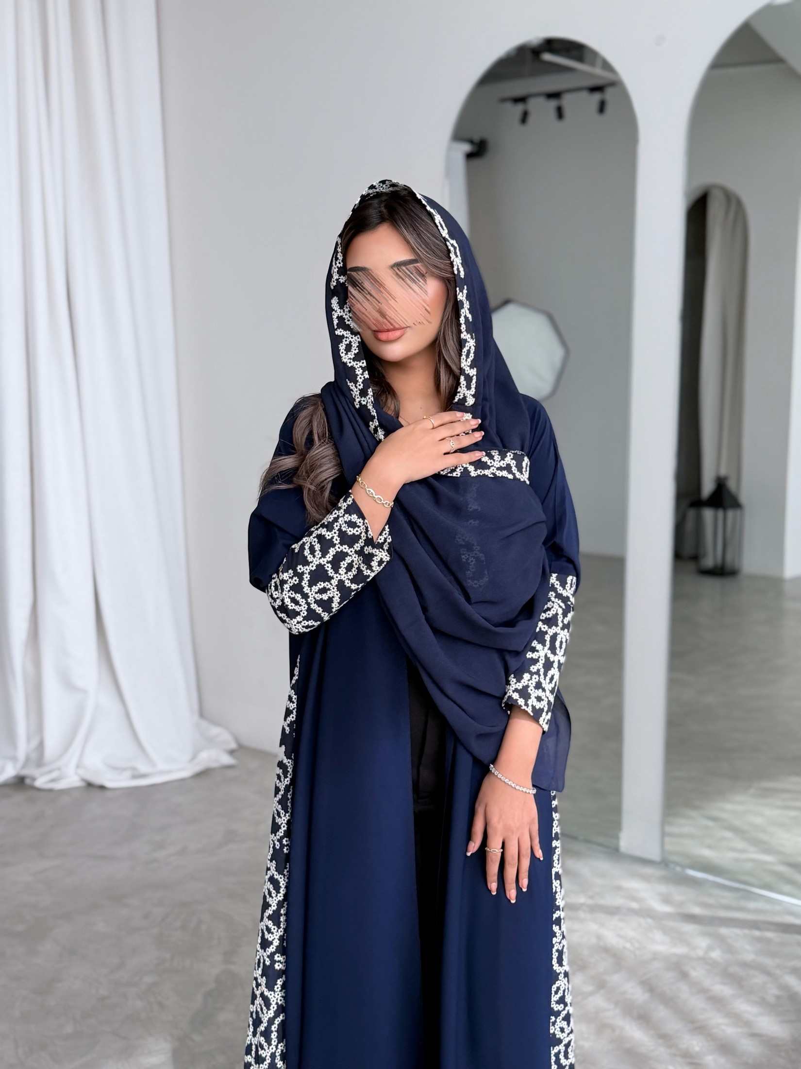 MWT766 - عباية كريب مع تدخيلة لنن هندي - Aya