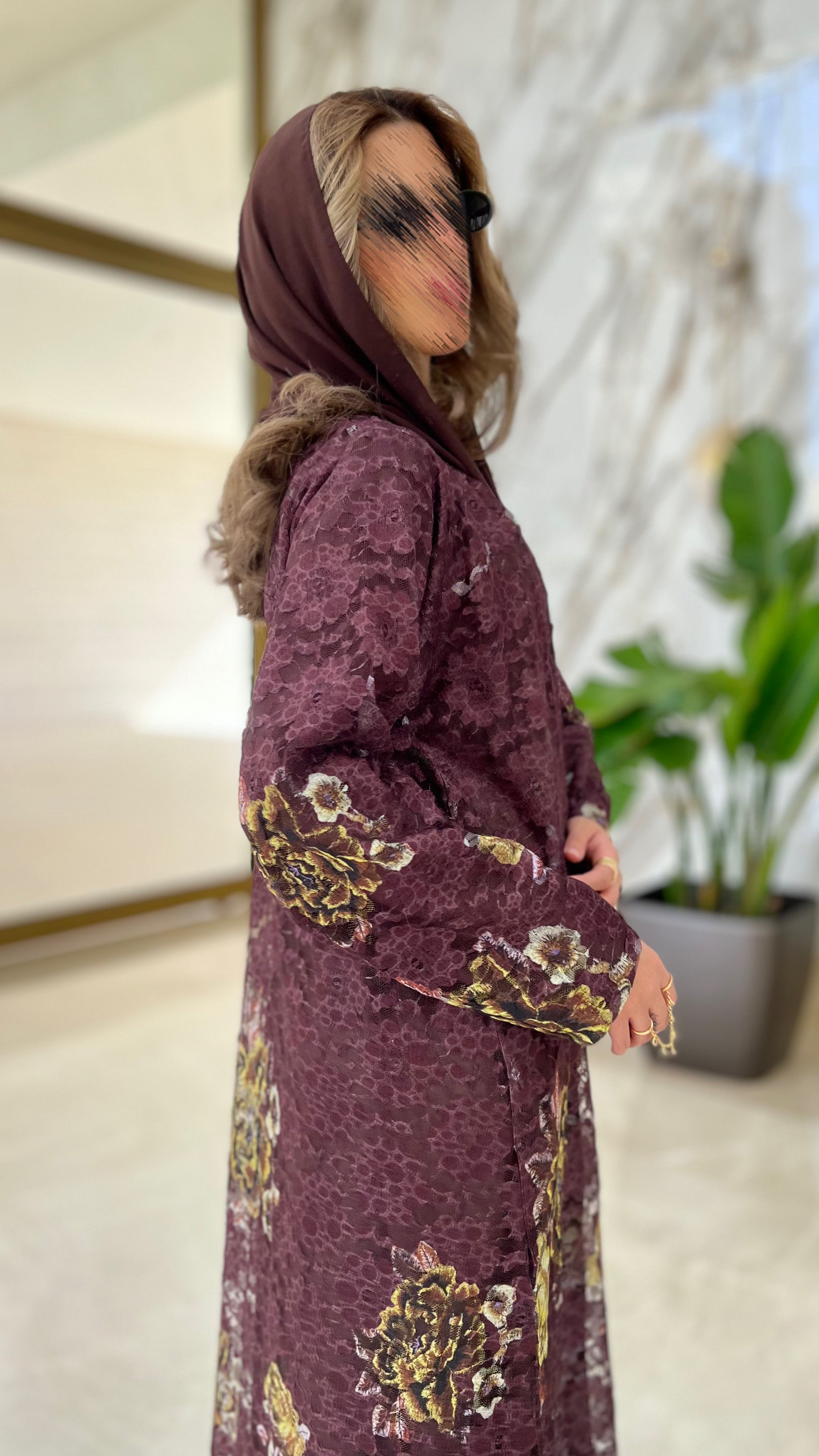 MWT483 - عباية دانتيل بني مع تدخيلة دانتيل أصفر - Aya