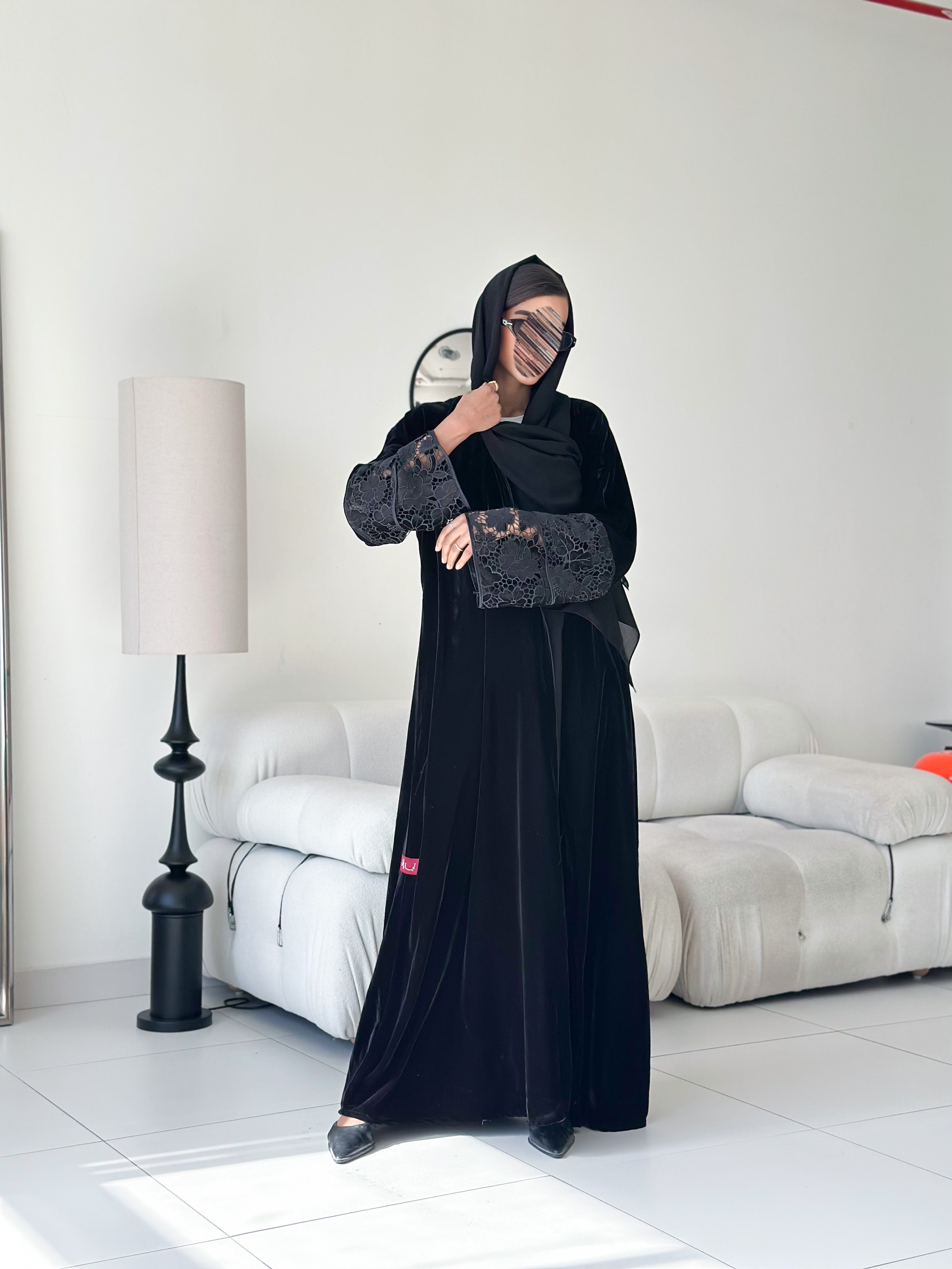 MWT575 - عباية مخمل بأكمام دانتيل - Aya