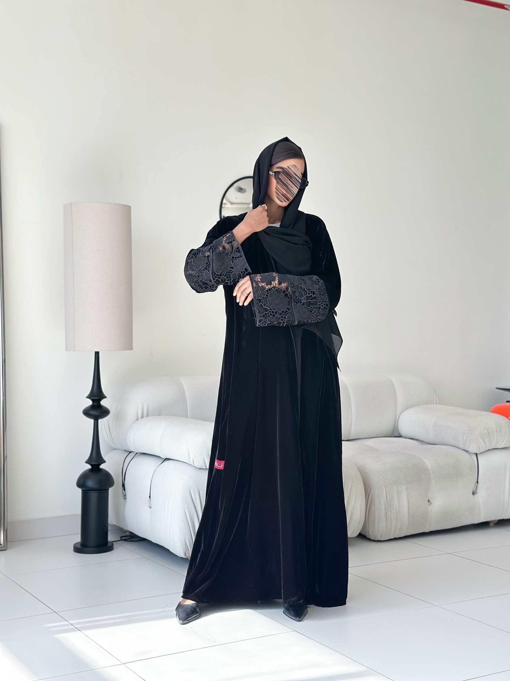MWT575 - عباية مخمل بأكمام دانتيل - Aya
