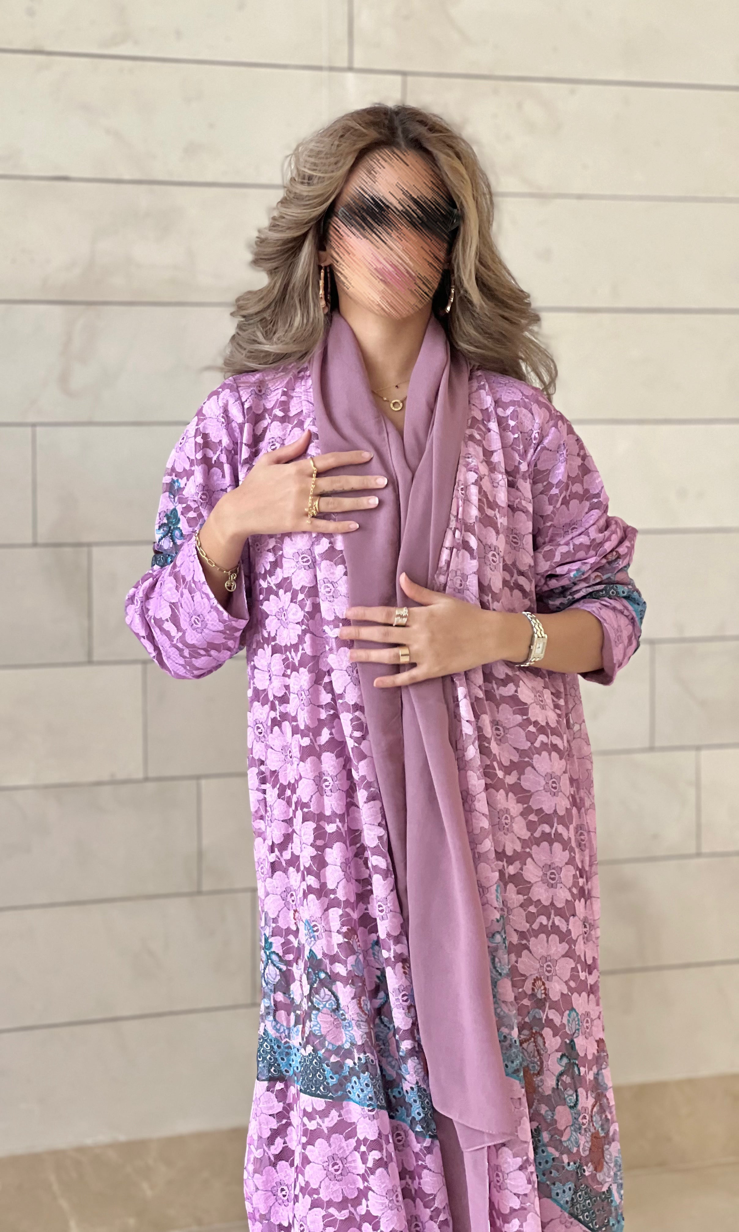 MWT480 - عباية دانتيل زهري مع تدخيلة دانتيل اخضر وسماوي - Aya