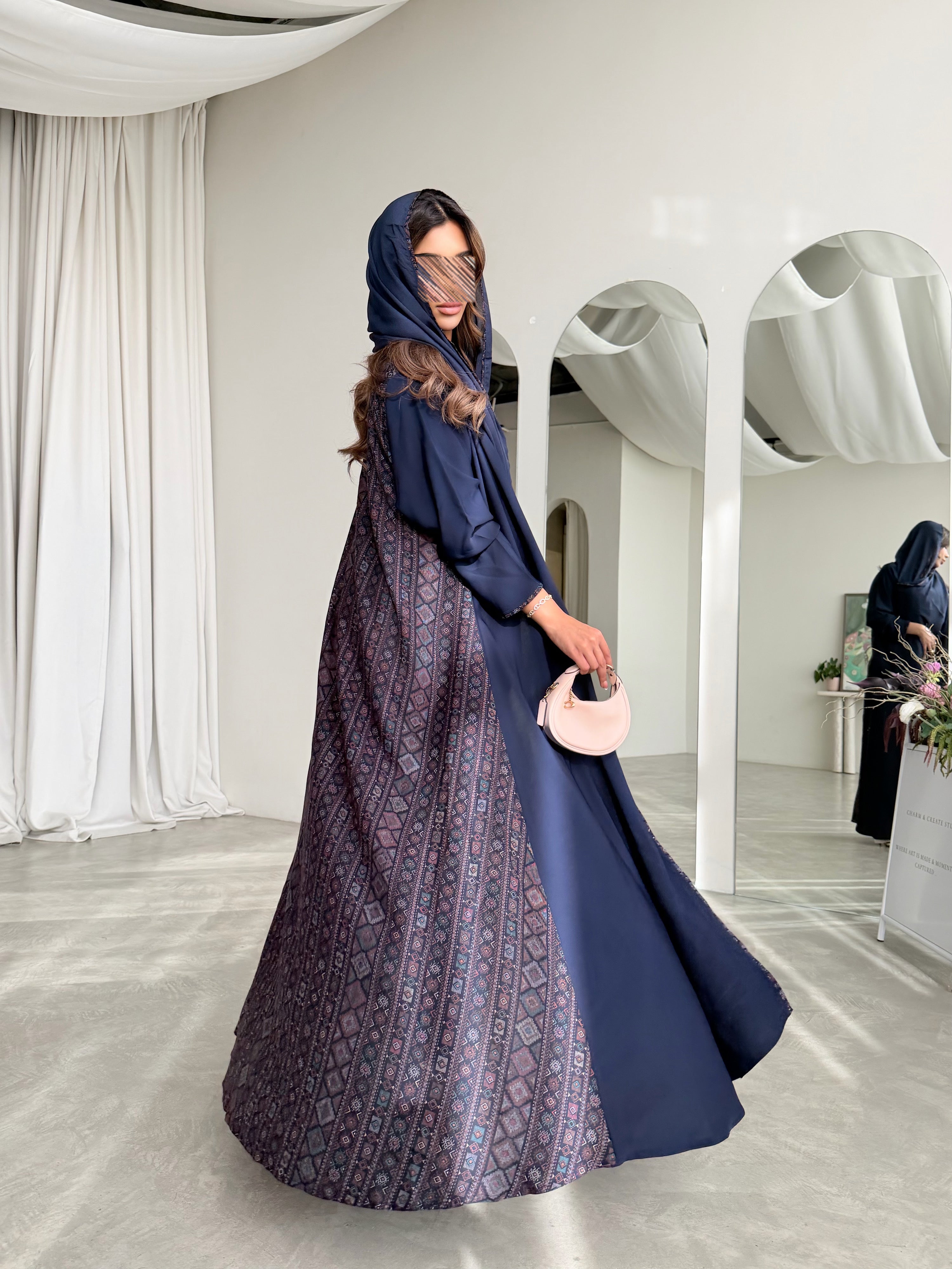 MWT788 - عباية كريب مع تدخيلة كشميري - Aya