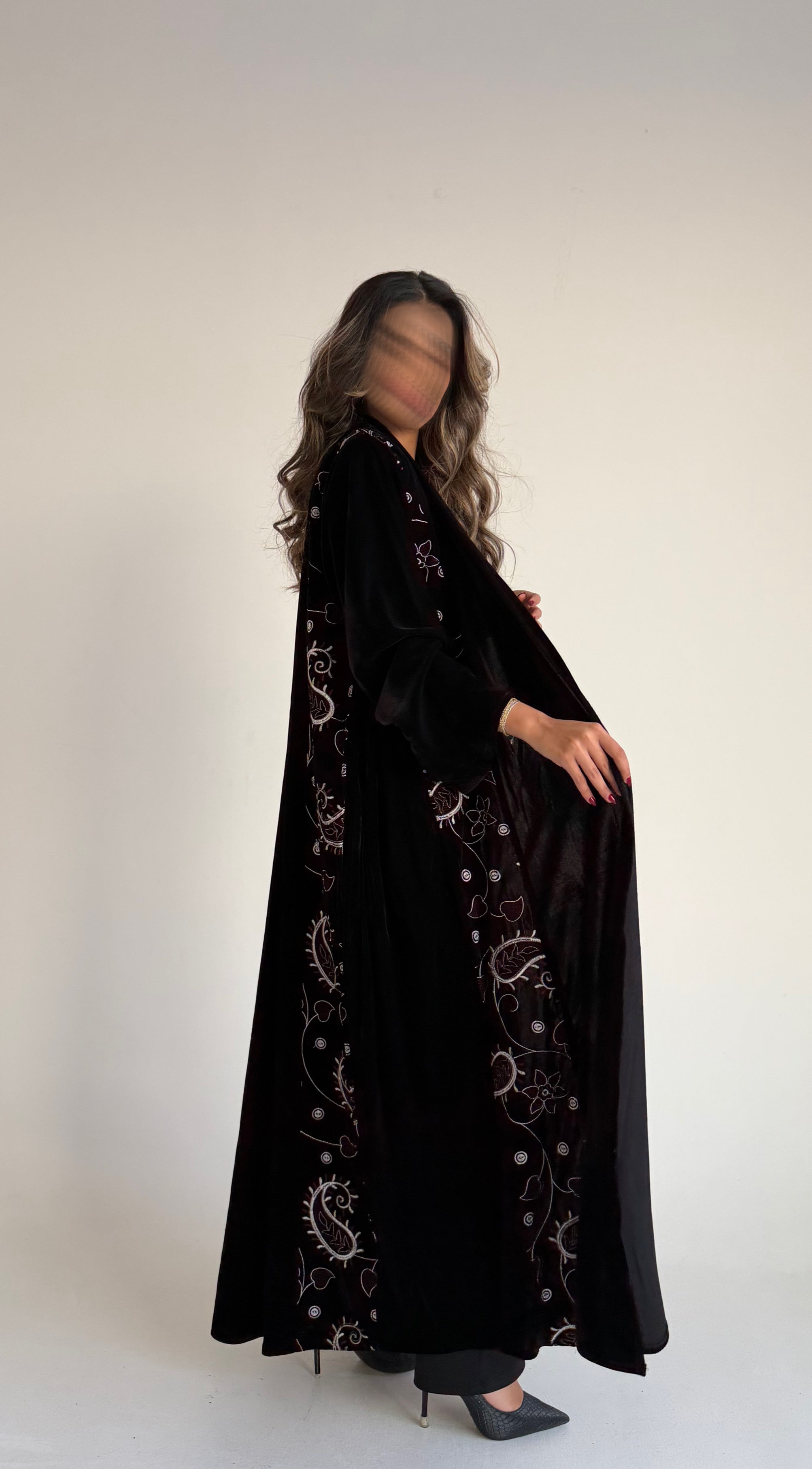 MW1802 - عباية مخمل مع اضافة تطريز كمبويتر على الجوانب - Aya