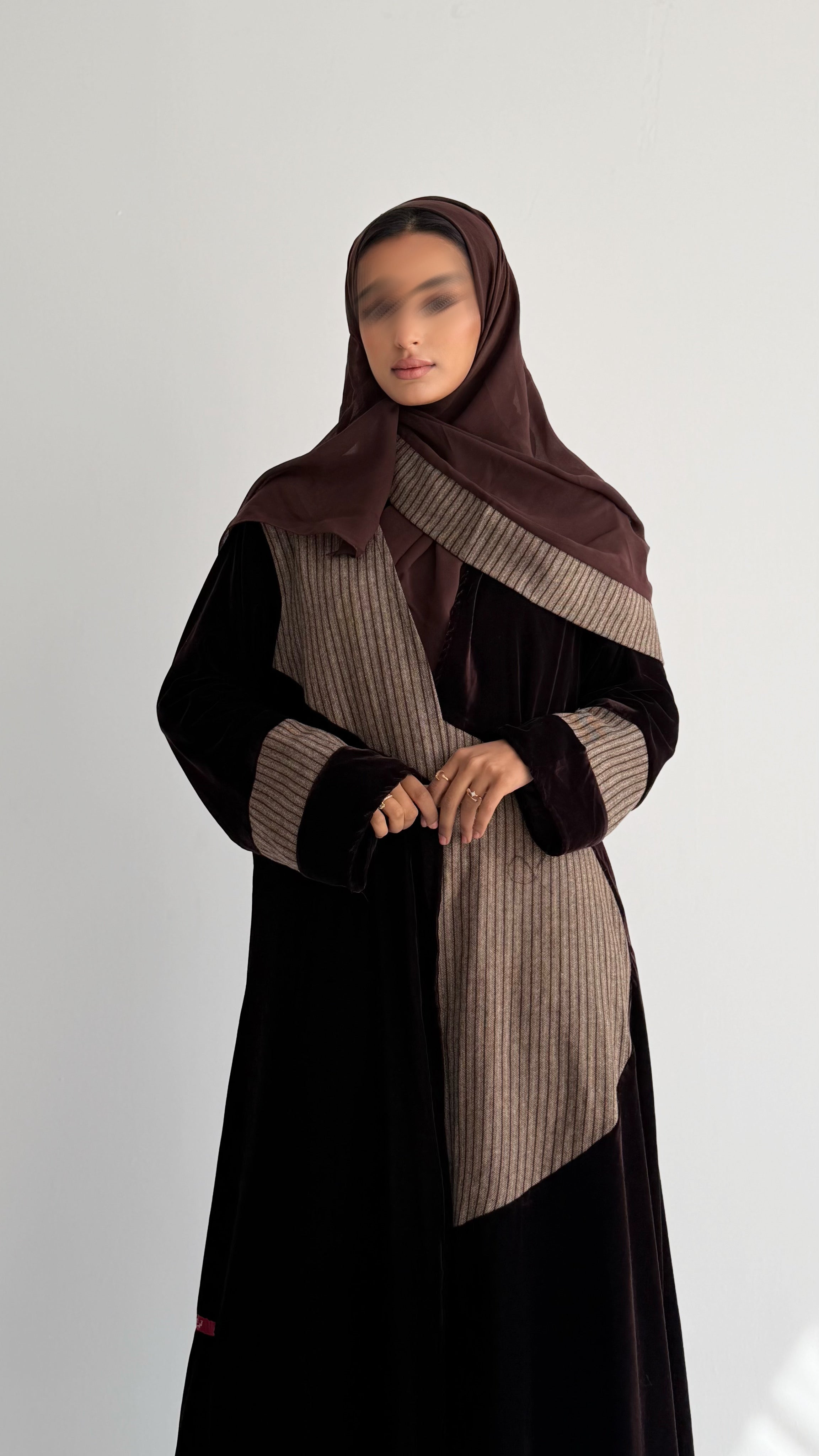 MWT827 - عباية مخمل مع تدخيلة مقلم - Aya