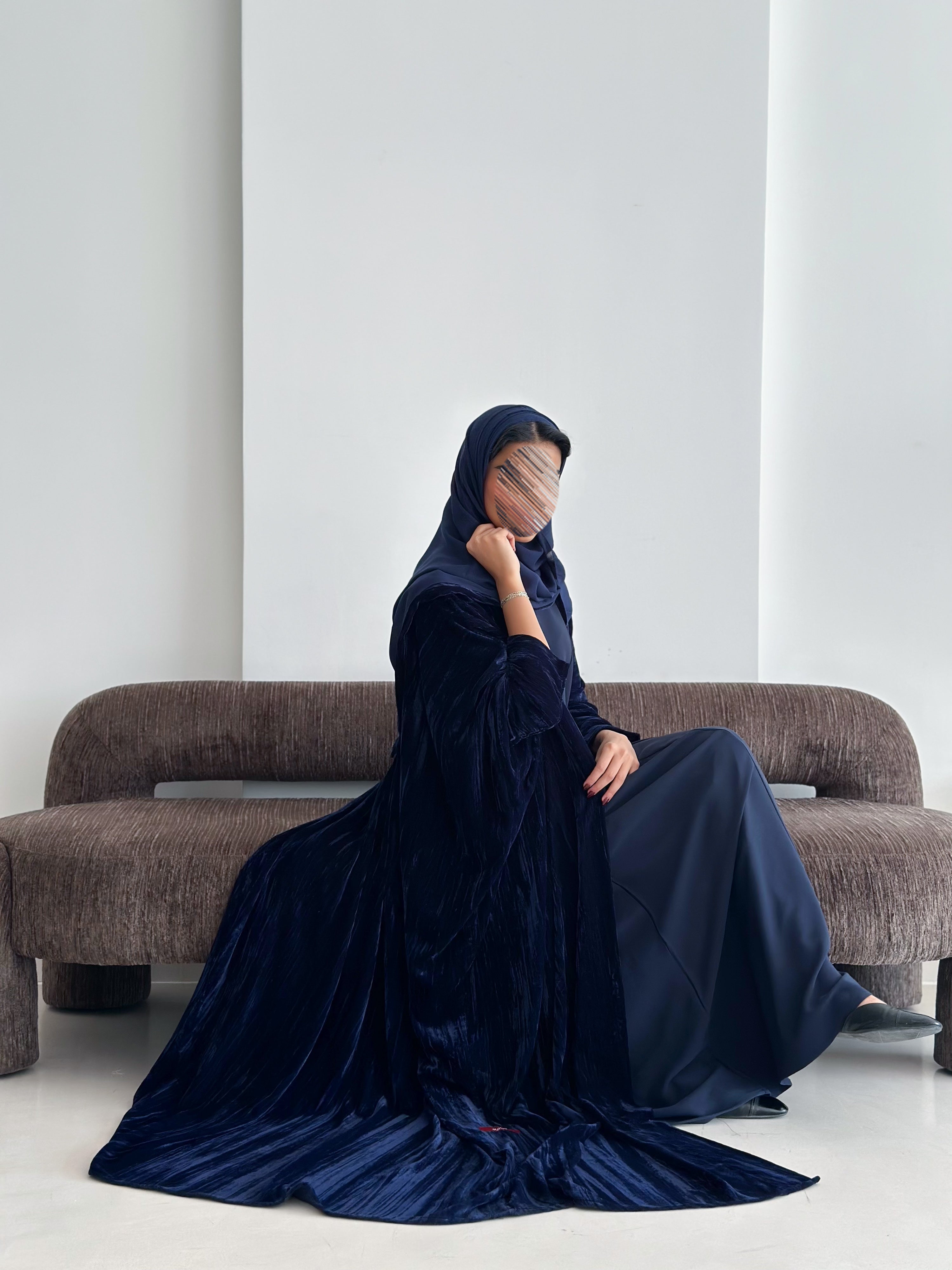 MW1887 - عباية مخمل مع فستان كريب