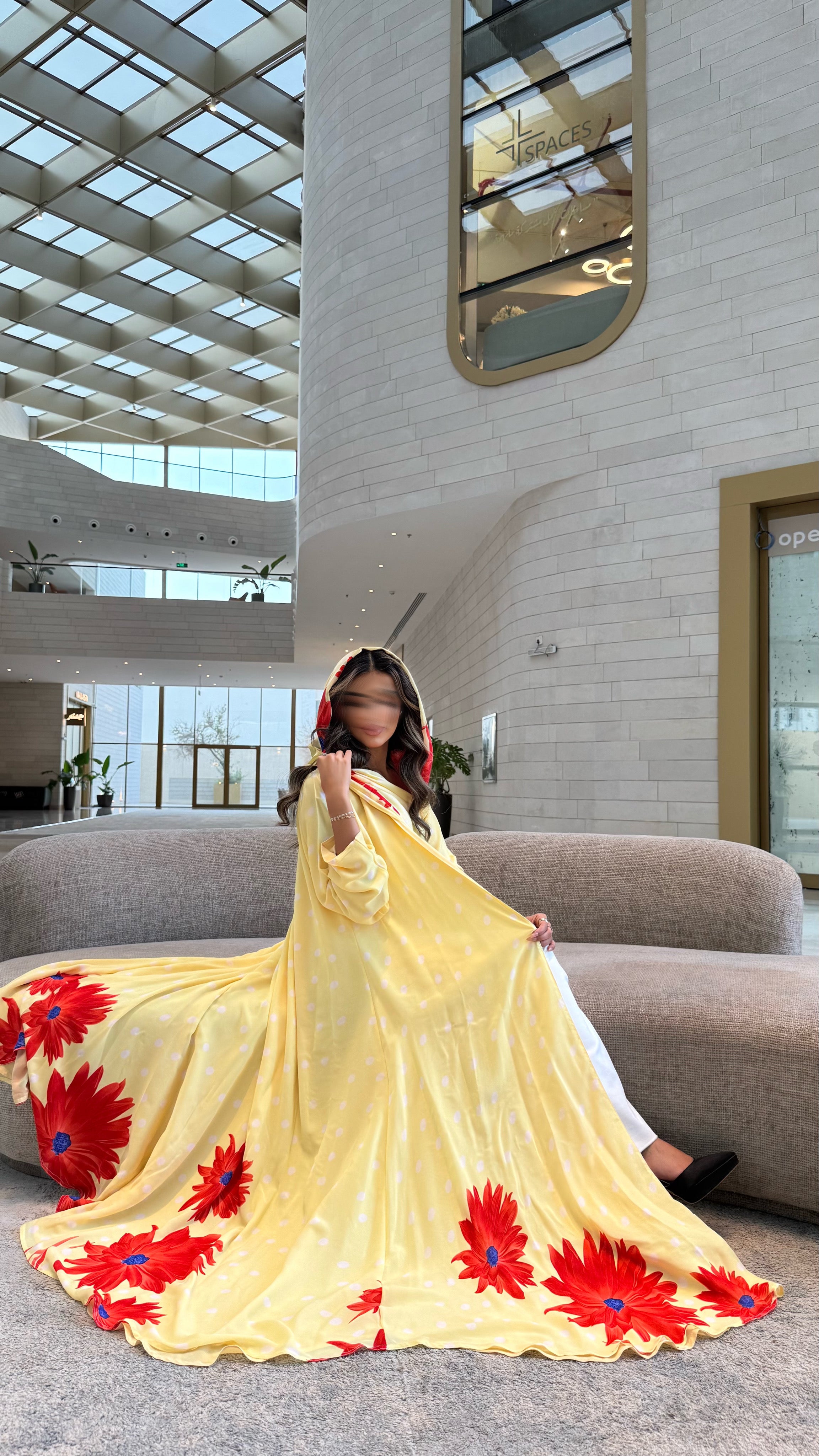 MW1593 - عباية شيفون صفراء منقطة بأطراف ورود | Yellow Polka-Dot Chiffon Abaya with Floral Edges