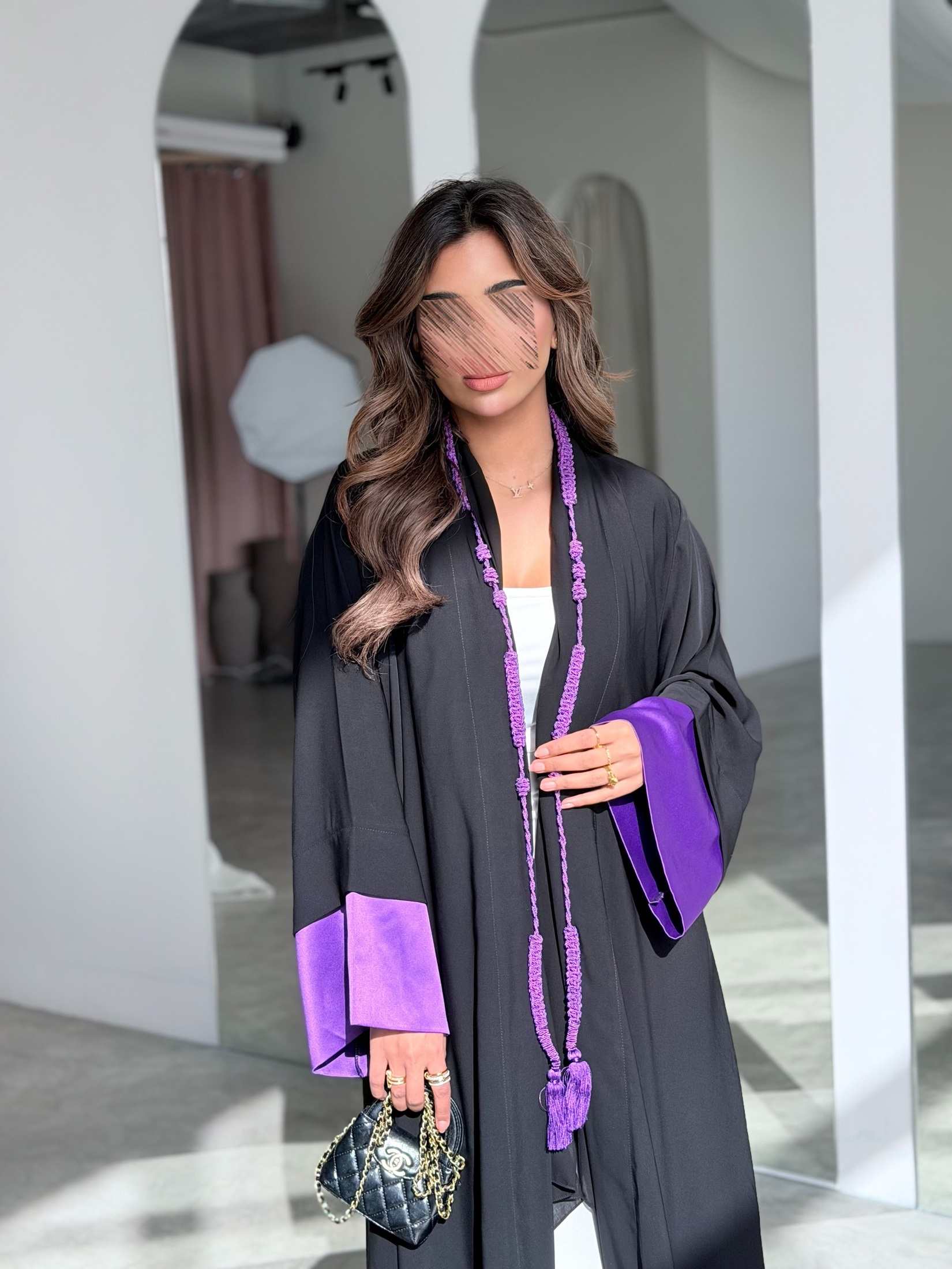 MWT5018 - قماش اسود كريب و اضافة قماش تفته ناعم بنفسجي بالأكمام مع كلفة من الأمام قصة نص كلوش - Aya