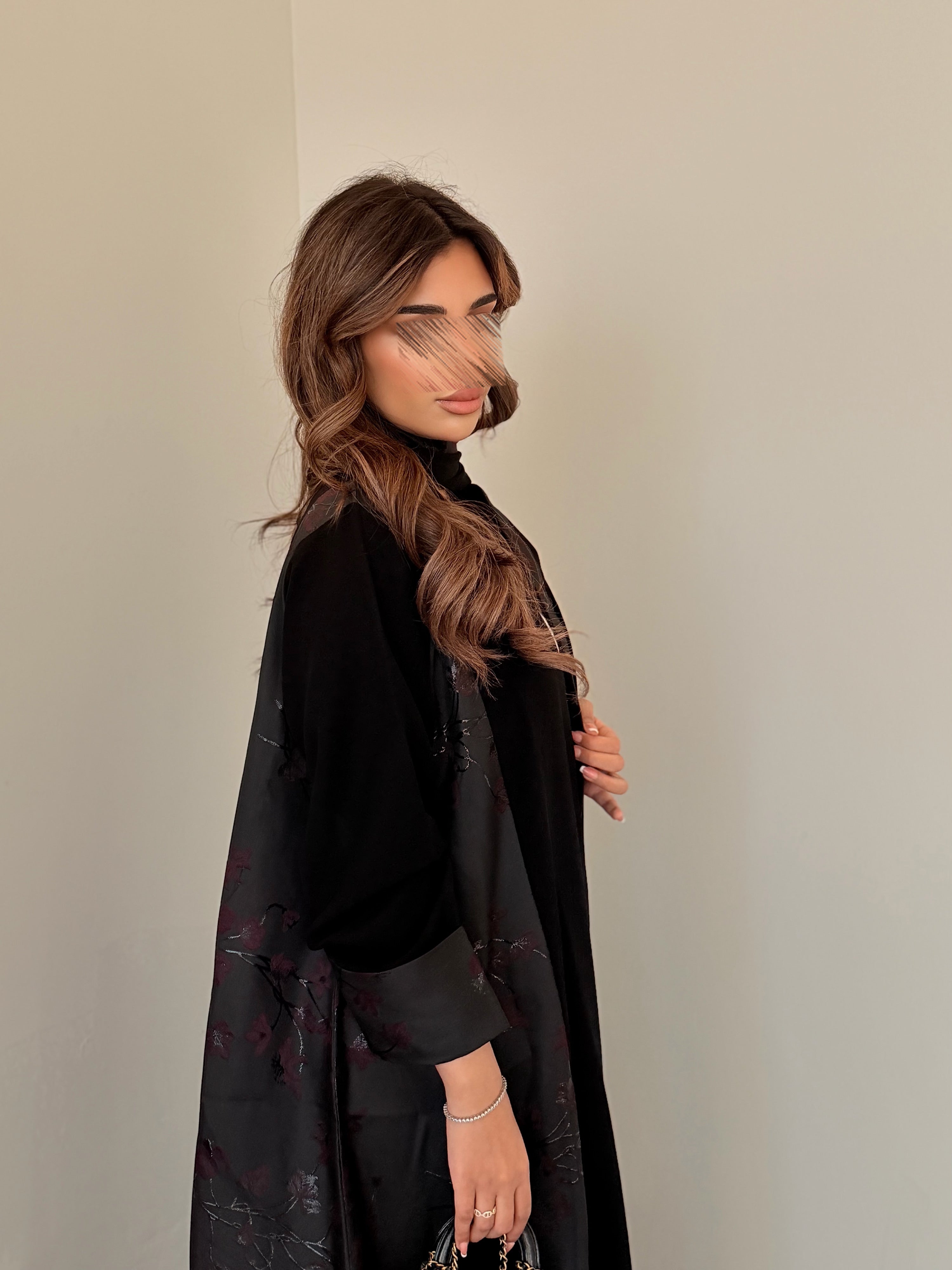 MWT5039 - قماش اسود كريب مع قماش تفته ورد بقصة كلوش - Aya