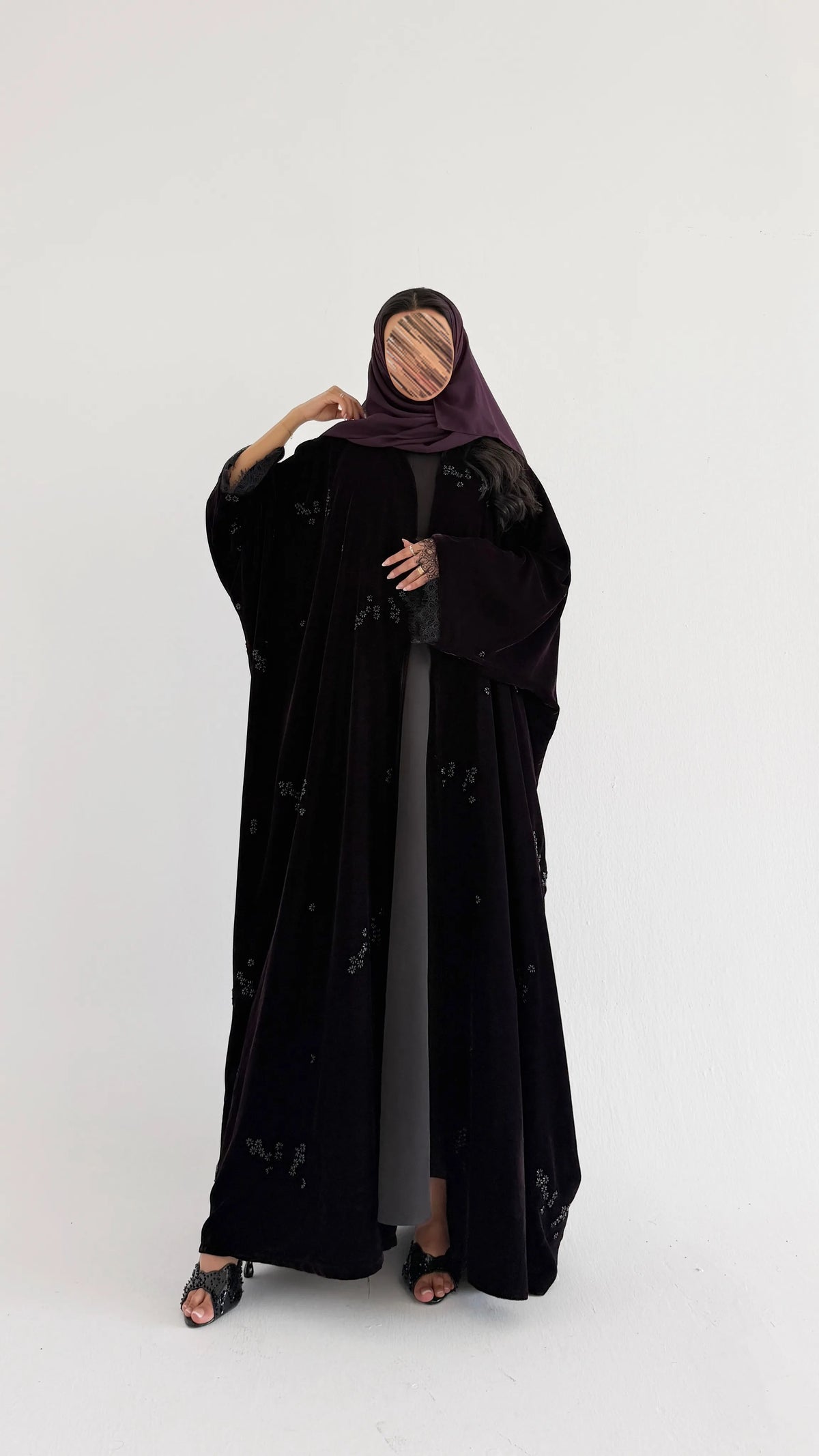MWT2175 - عباية مخمل شتوية مع شك ودانتيل - Aya