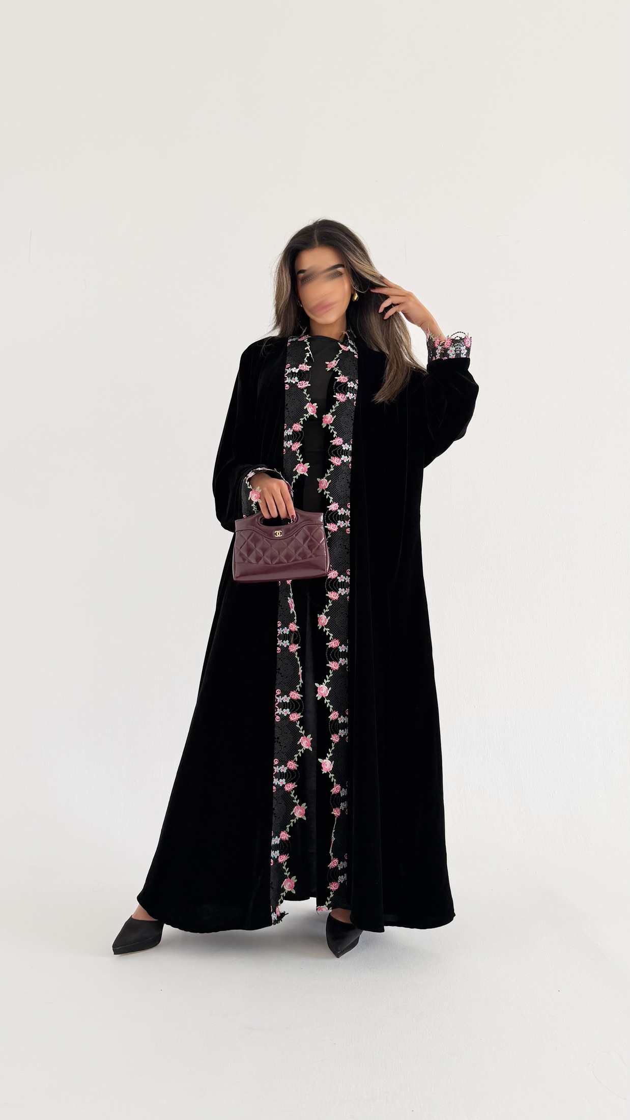MWT735 - عباية مخمل اسود مع تدخيلة كلفه ورود - Aya