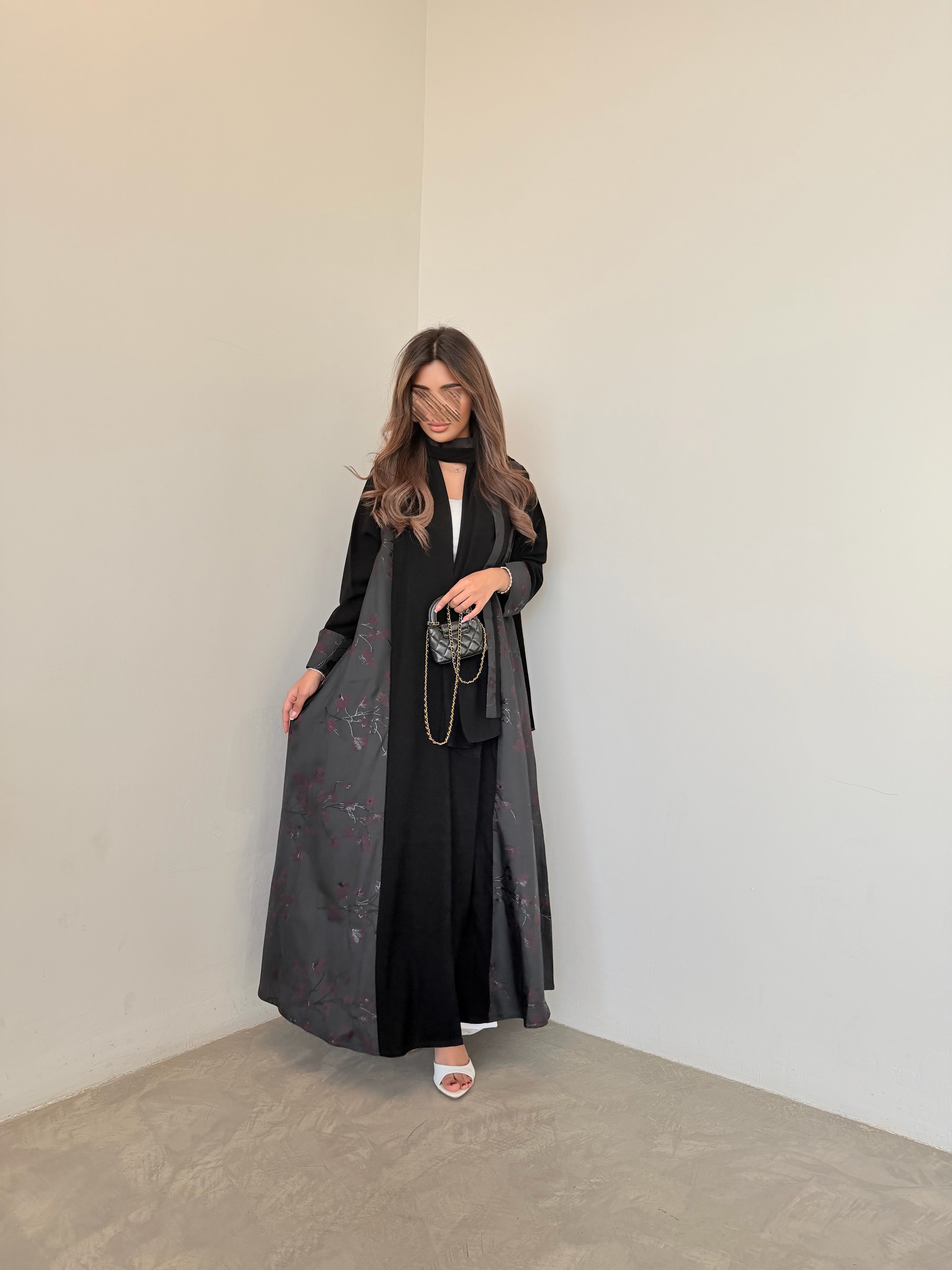 MWT5039 - قماش اسود كريب مع قماش تفته ورد بقصة كلوش - Aya