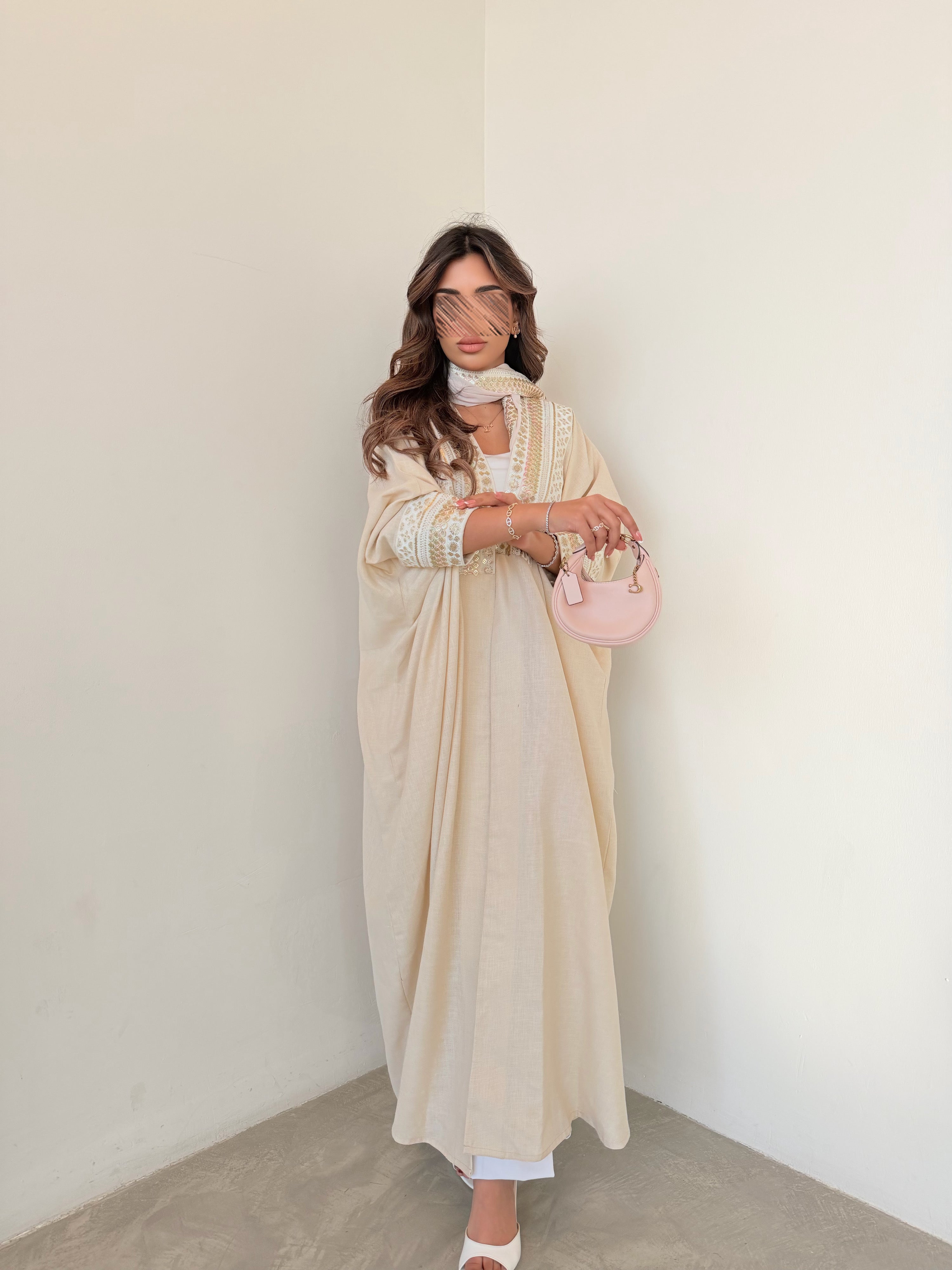 MWT5028 -لينن بيج قصة نص بشت مع كلفه مطرزه بالطرحة الأمام والأكمام والخلف - Aya