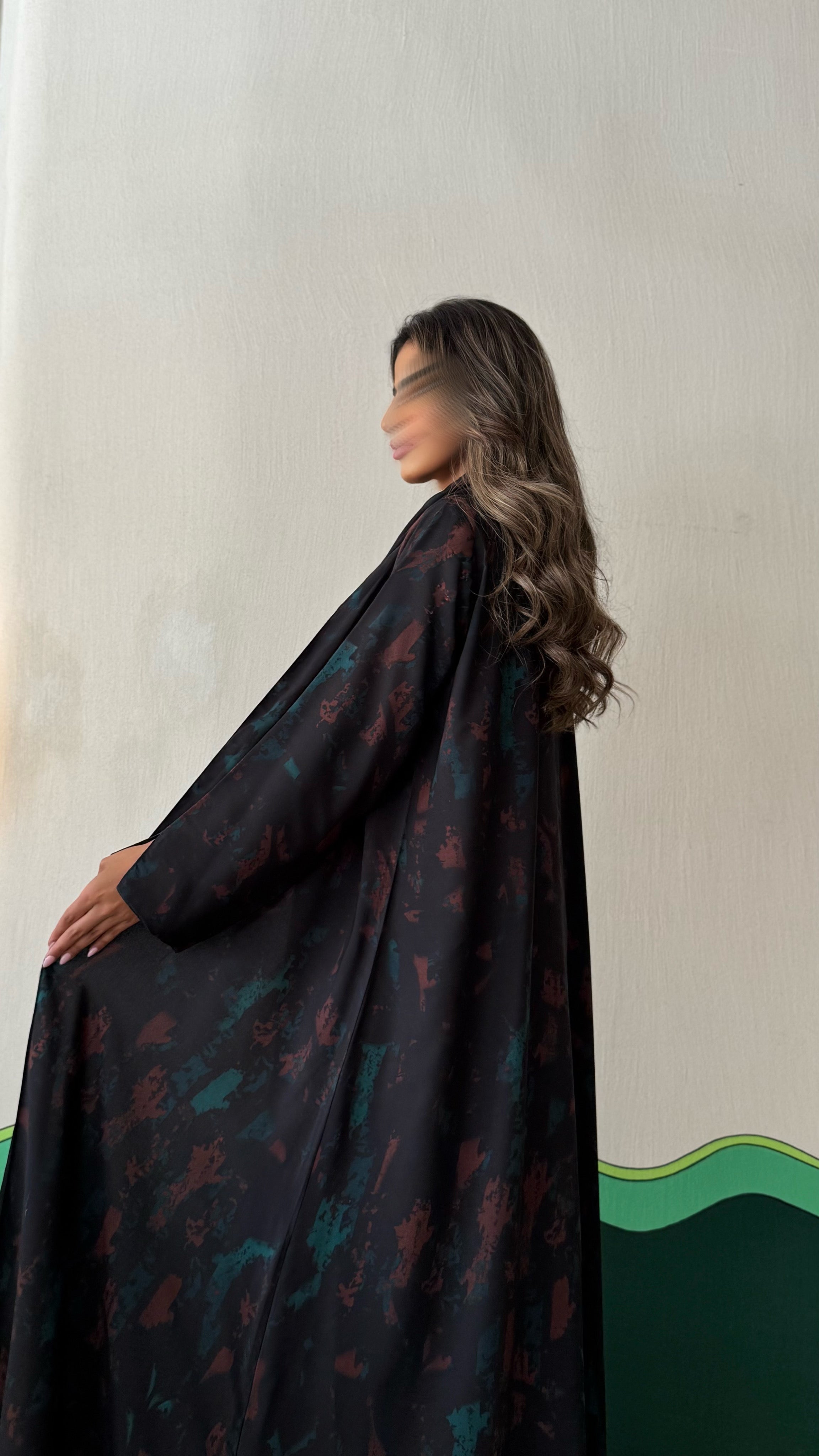 MWT447 - عباية طباعة اسود مع دمج اخضر واحمر - Aya