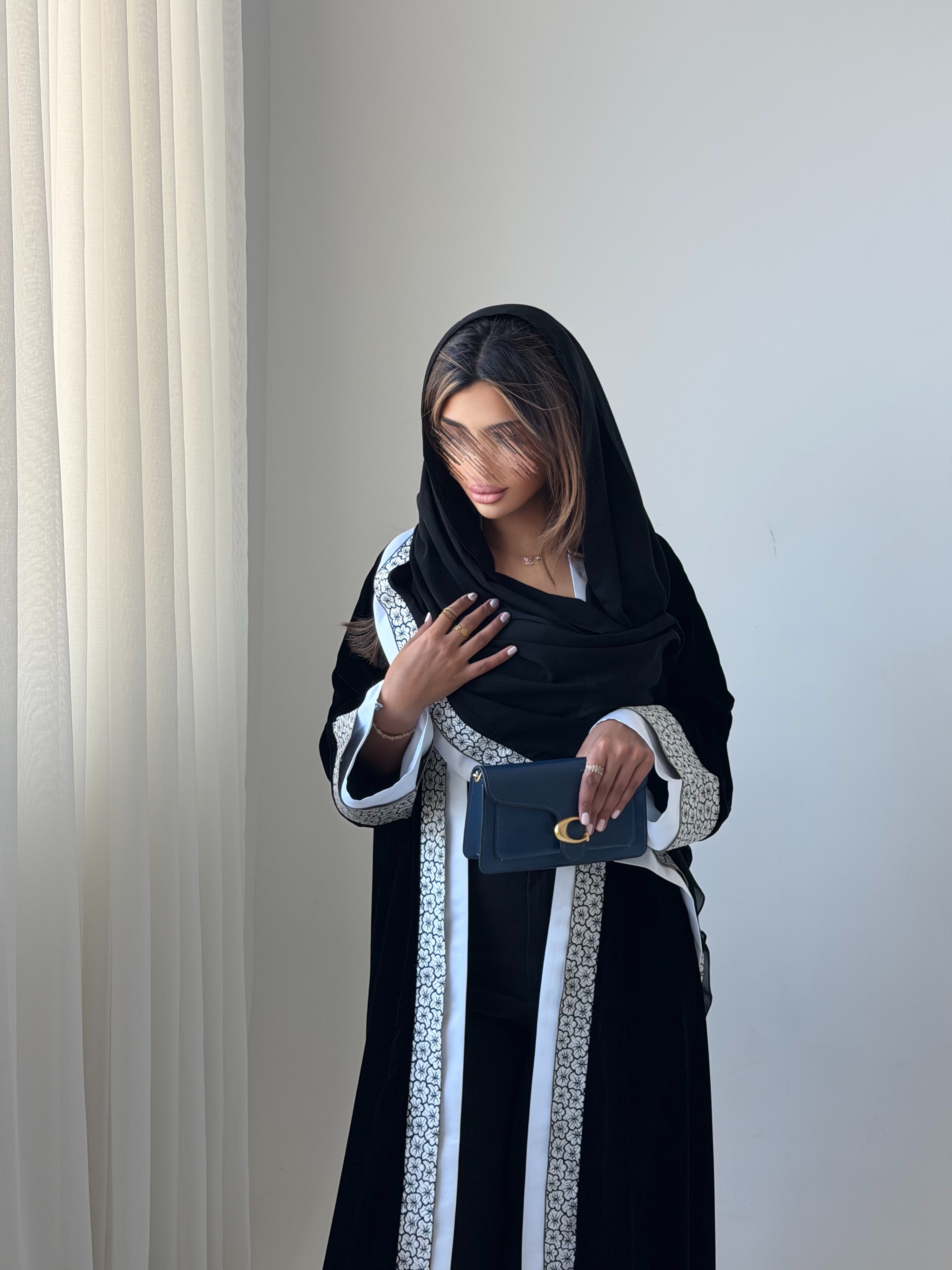 MWT963 - عباية مخمل مع تدخيله كلفه ورد من الامام