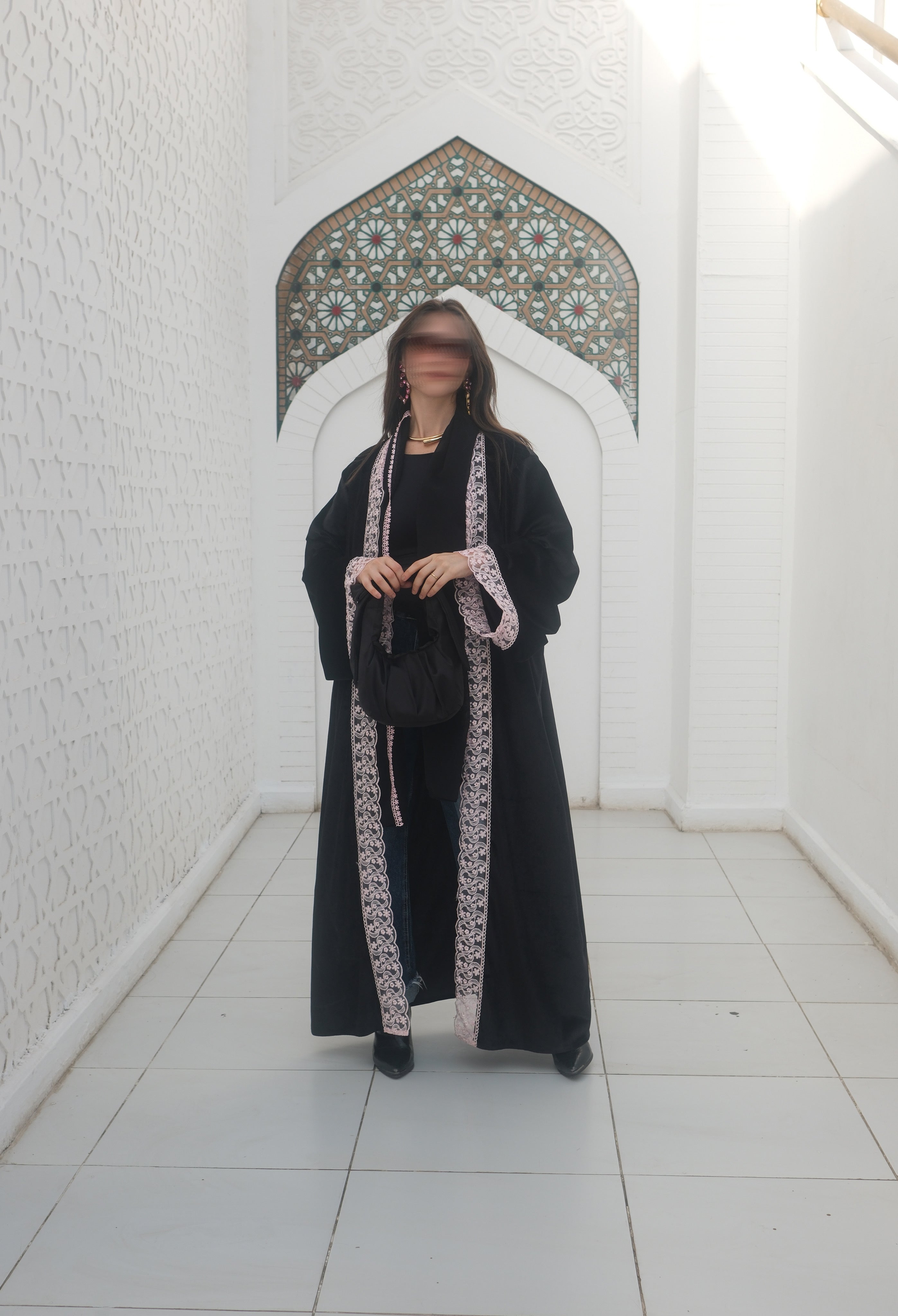 MW1812 - عباية مخمل بتدخيلة دانتيل