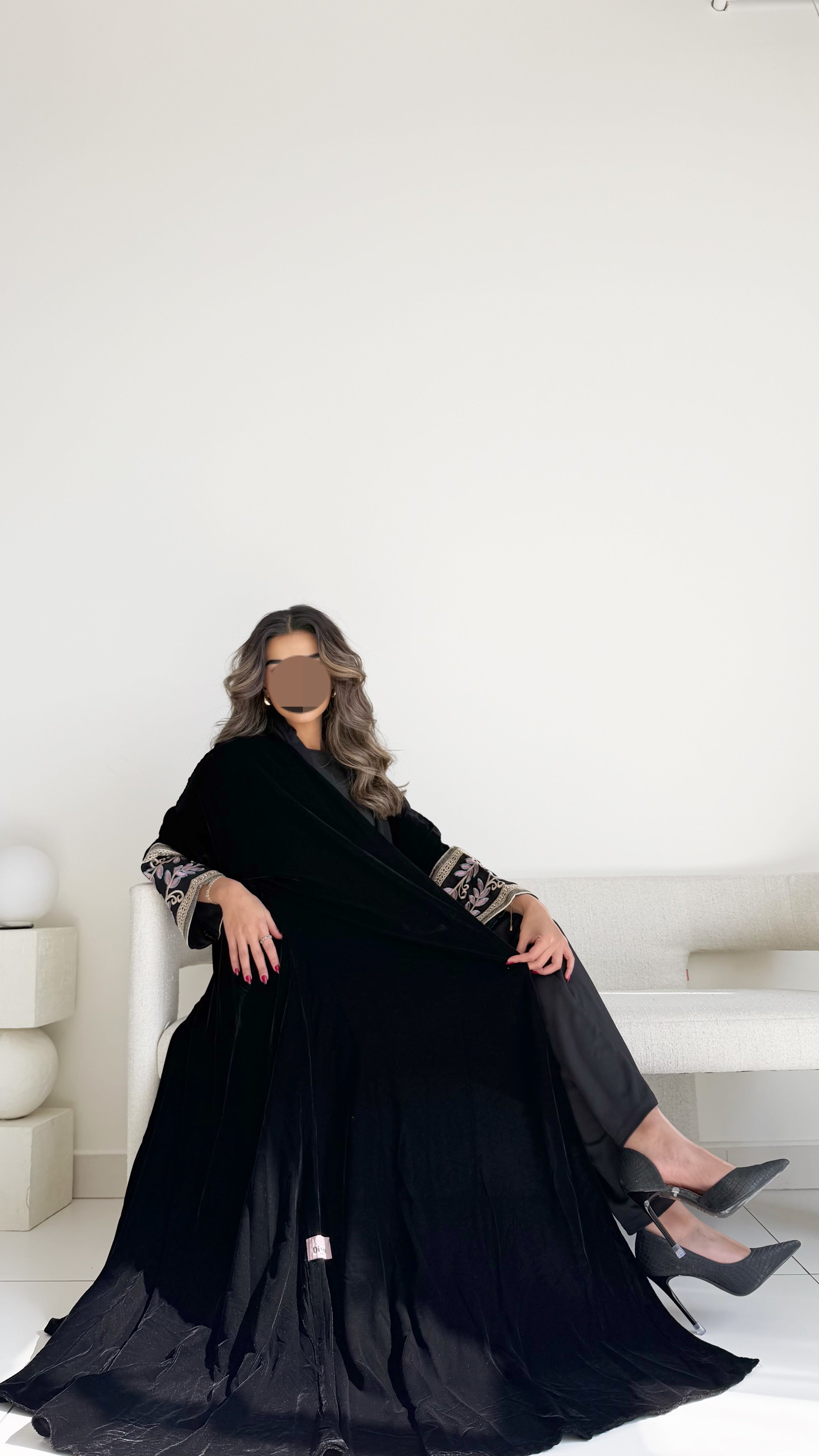 MWT630 - عباية مخمل مع تطريز بالاكمام