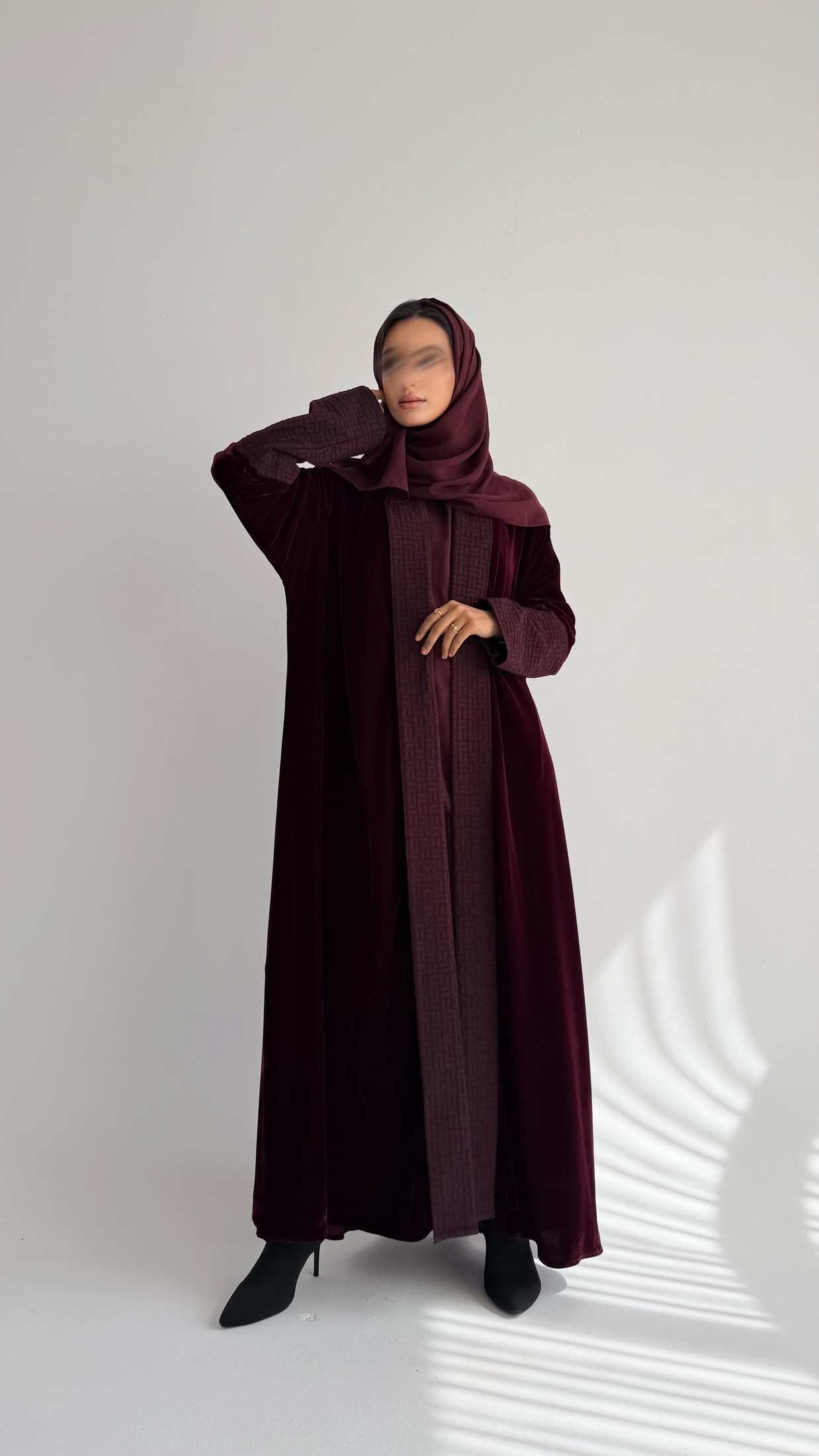 MWT814 - عباية مخمل عنابي مع تدخيلة بالامام - Aya