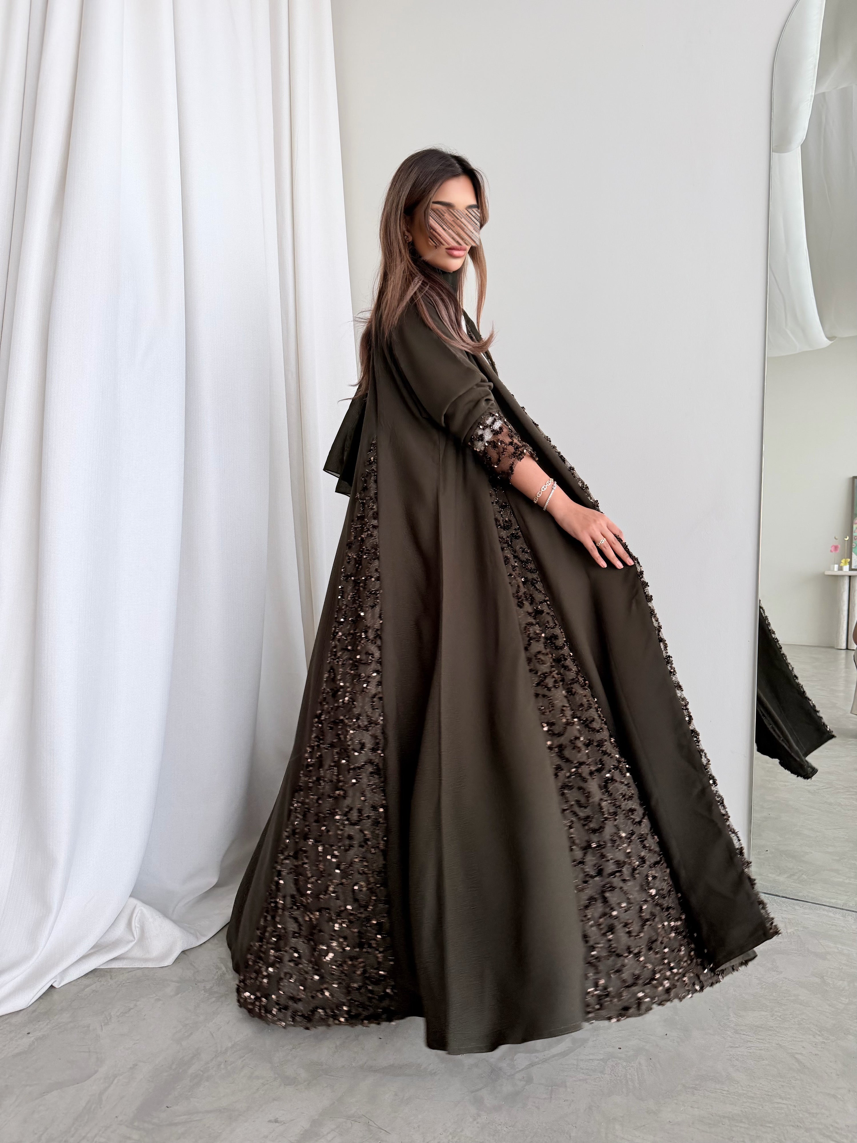 MWT2013 - عباية كريب زيتي مع تدخيله دانتيل زيتي - Aya