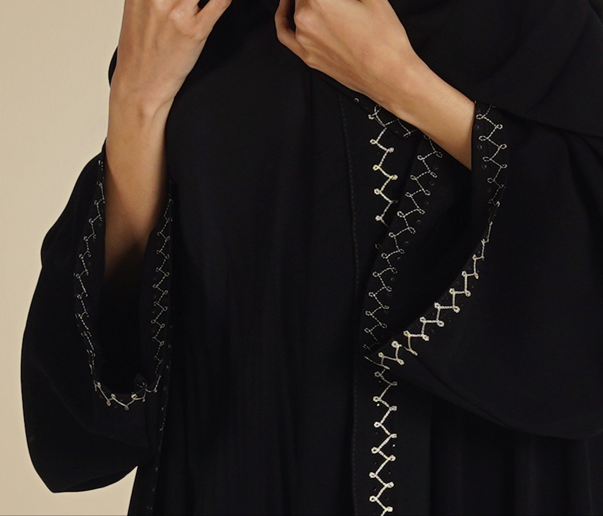 MW1267 - عباية سوداء دبل كلوش بتطريز ابيض في اطراف العباية والطرحة - Aya