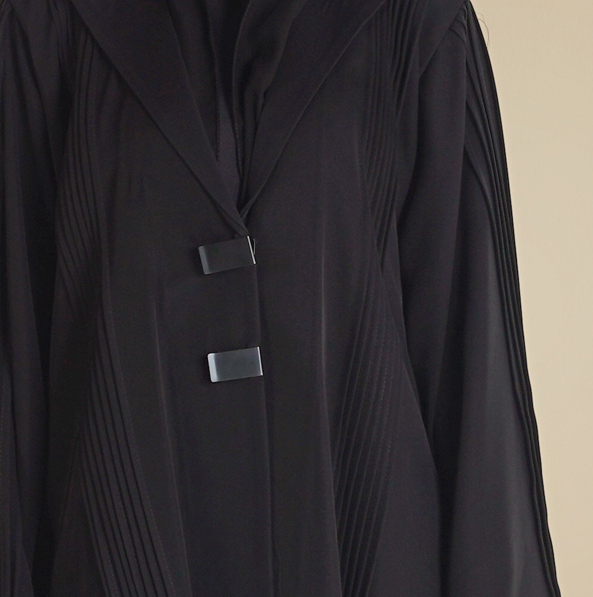 MW1264 - عباية سوداء رسمية مع قفل حديد وتطريز