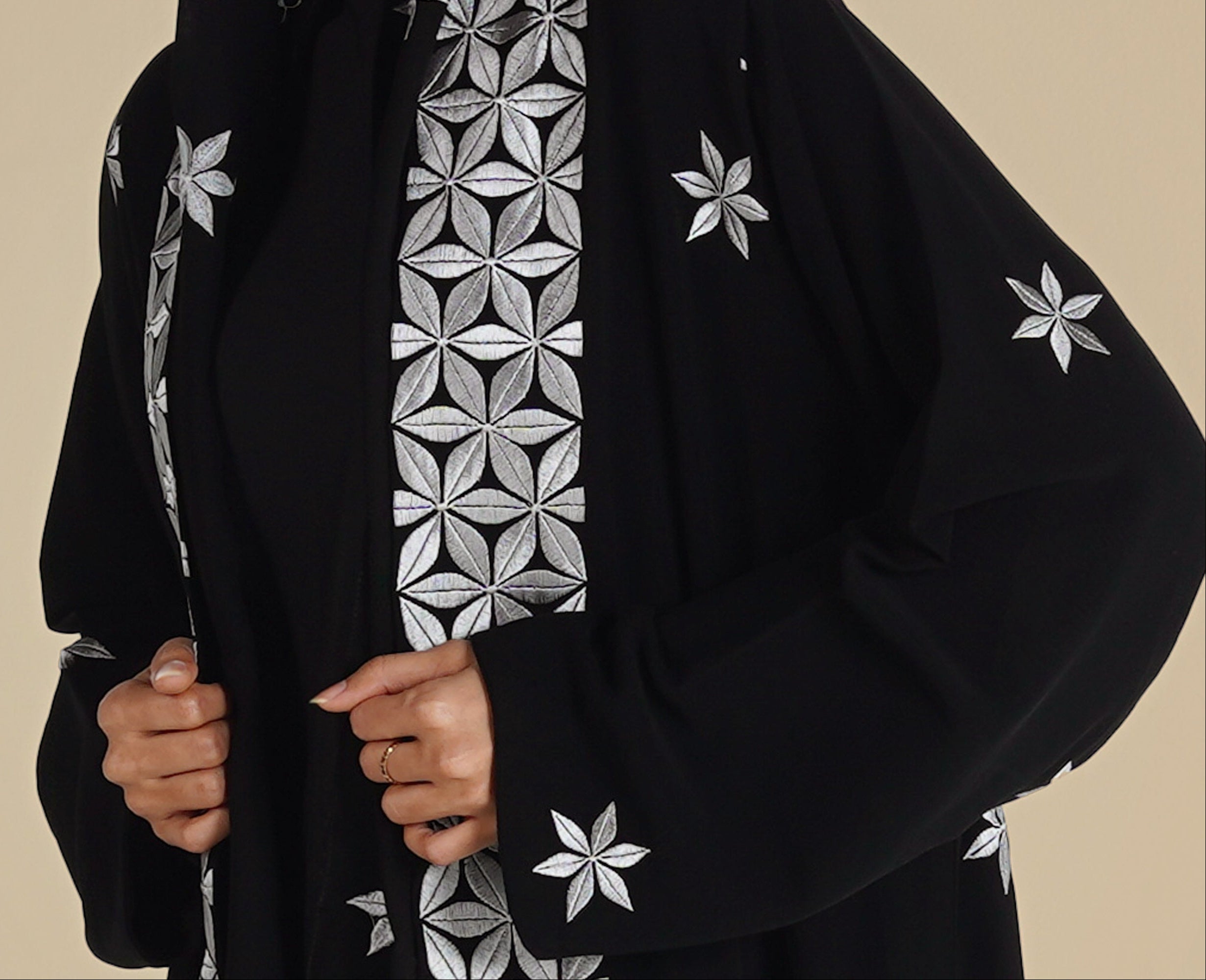 MW1268 - عباية سوداء بتطريز ورود أبيض في العباية والطرحة - Aya