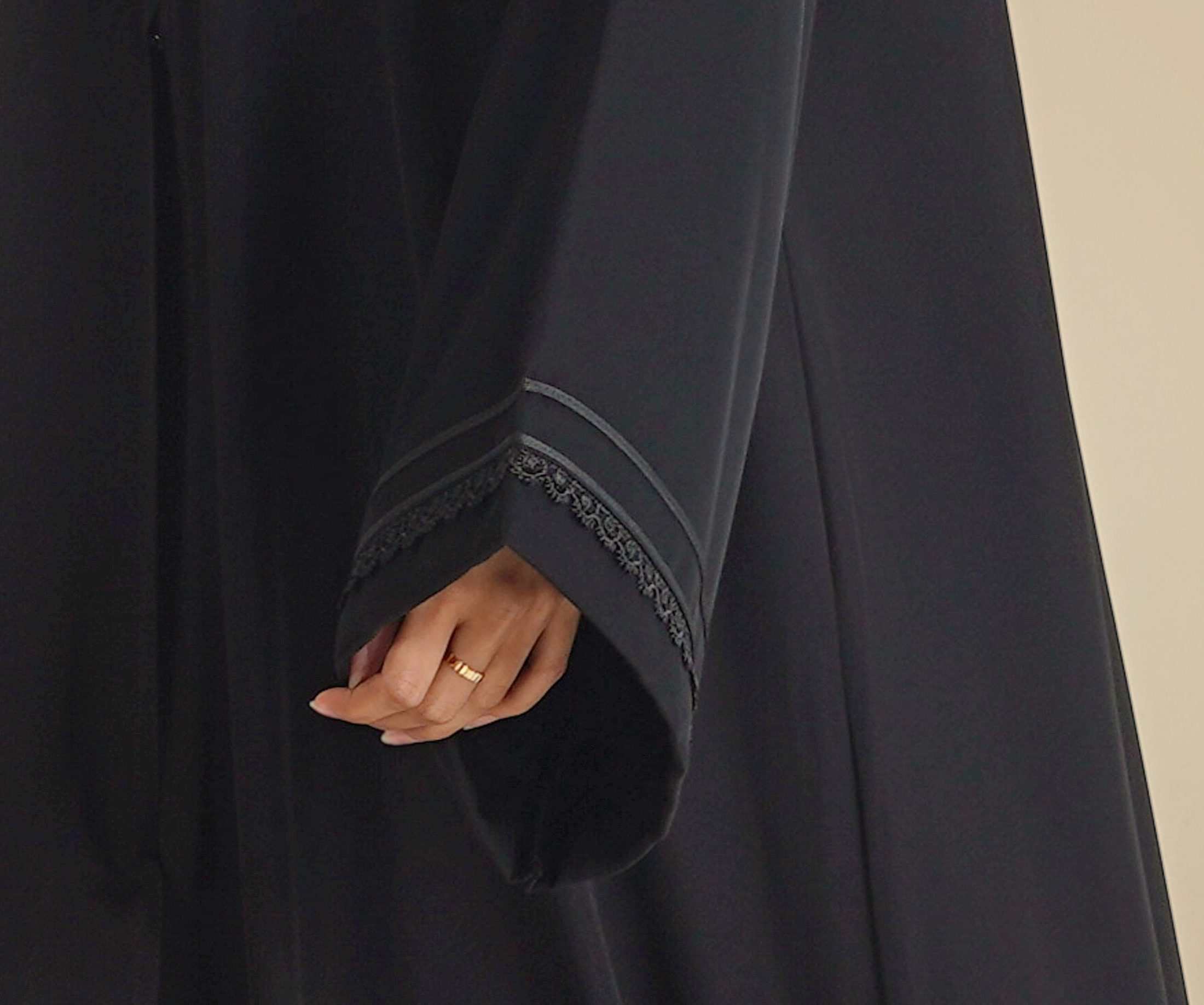 MW1273 - عباية أسود فاحم مع تطريز بأطراف العباية - Aya
