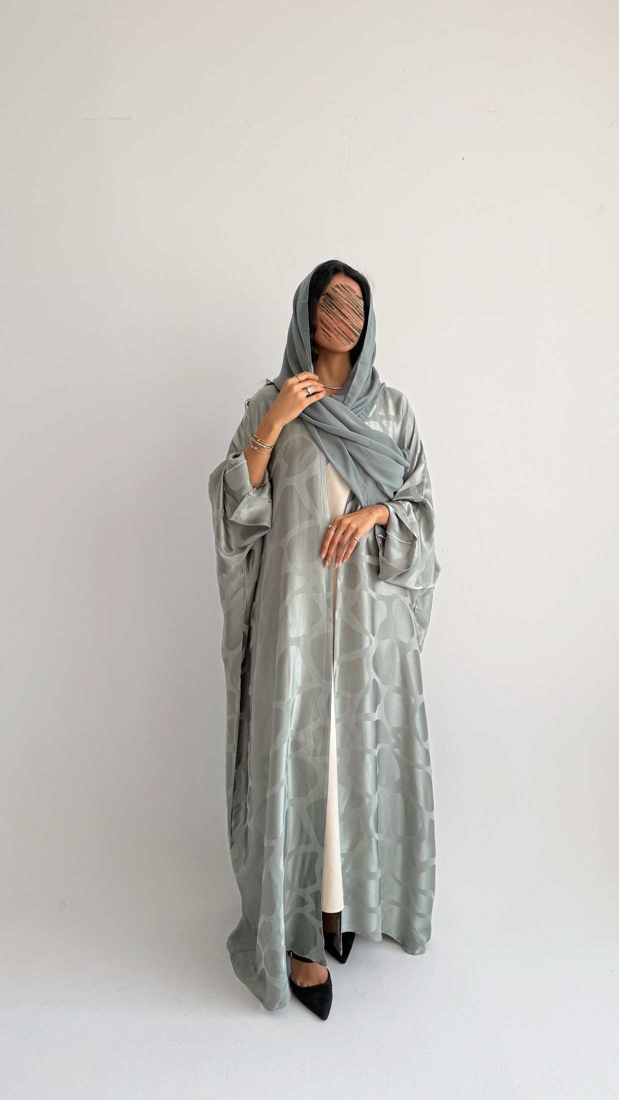 MWT5079 - ستايل يومي عبايه حرير اخضر فاتح نص بشت خفيفة و مريحة ومناسبة لكل يوم - Aya