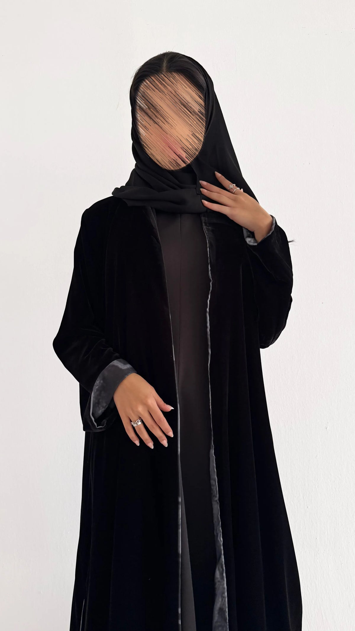 MW537 - عباية مخمل اسود بدل فيس طباعة وفتحة من الجنبين - Aya