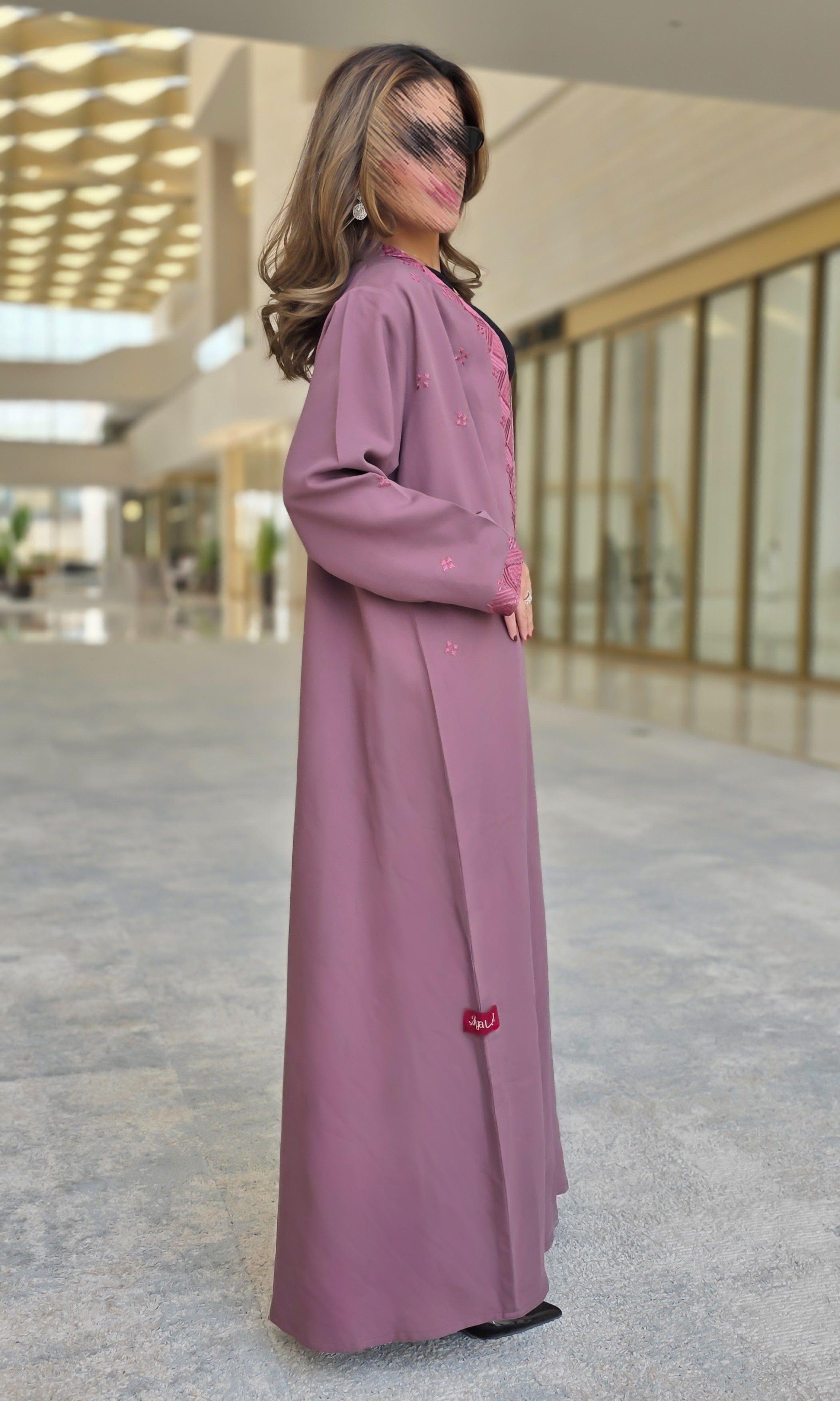 MWT686 -عباية وردية مع تطريز