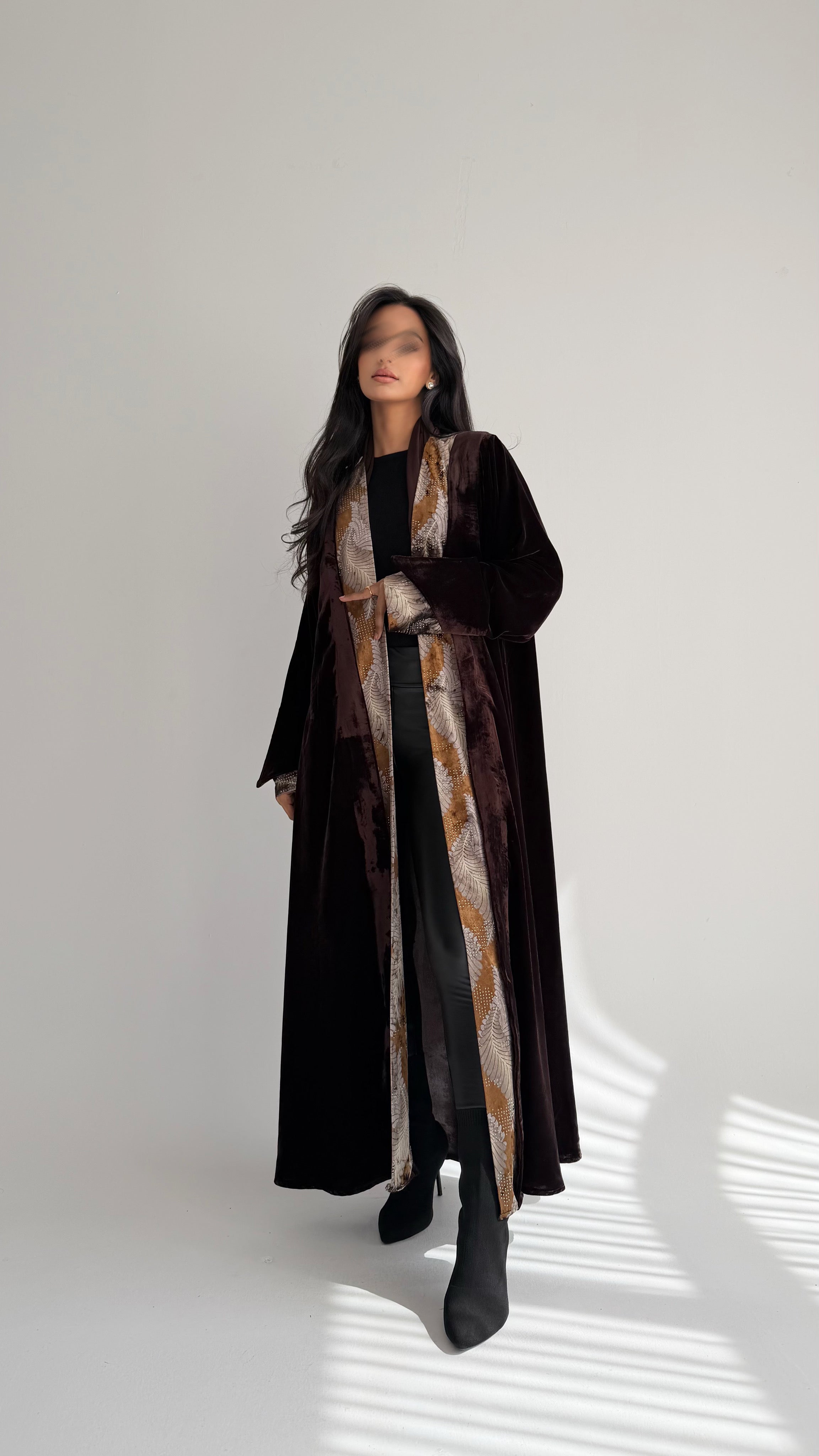 MWT822 - عباية مخمل مع تدخيلة من الامام والاكمام - Aya