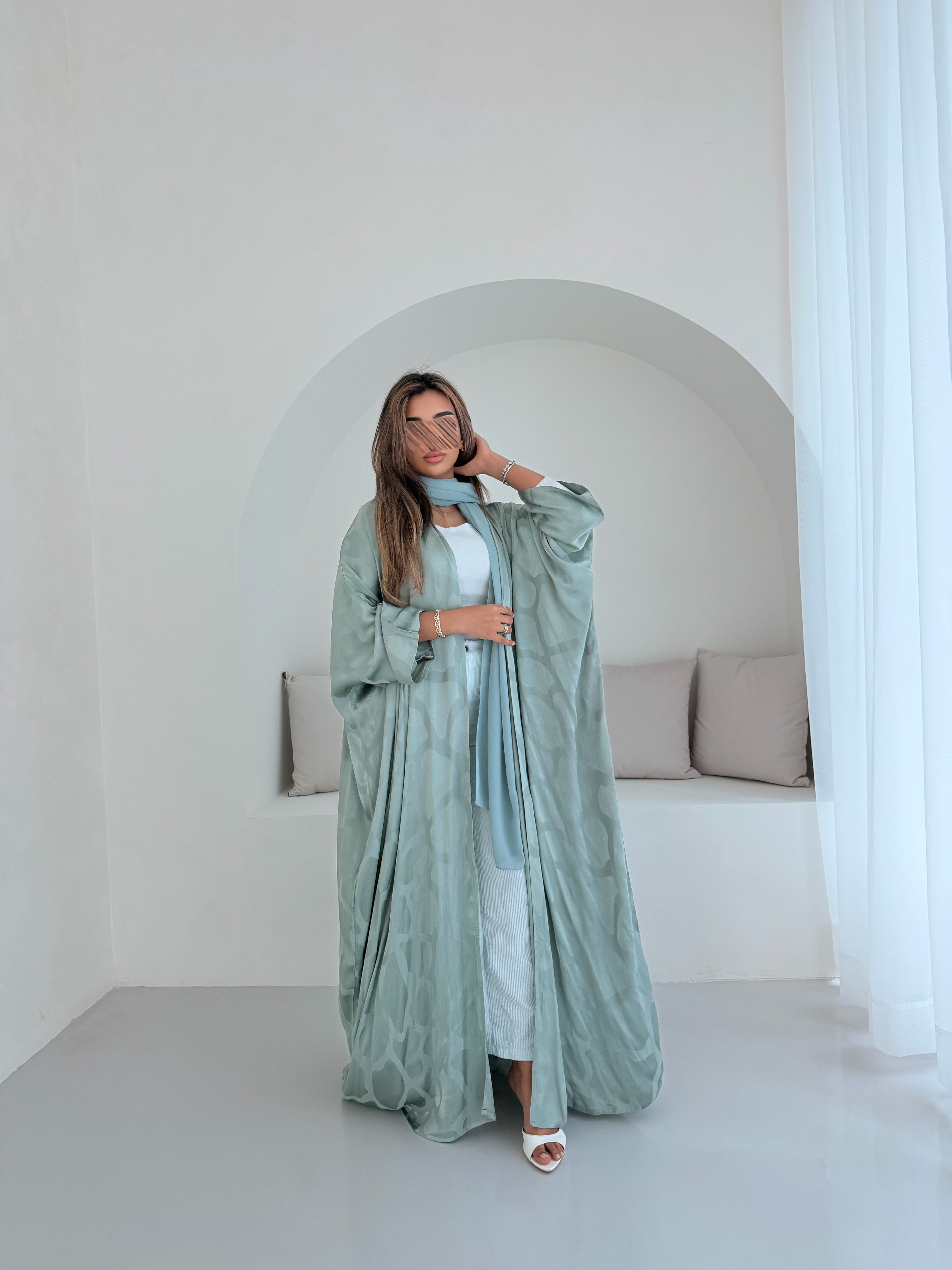 MWT5079 - ستايل يومي عبايه حرير اخضر فاتح نص بشت خفيفة و مريحة ومناسبة لكل يوم - Aya