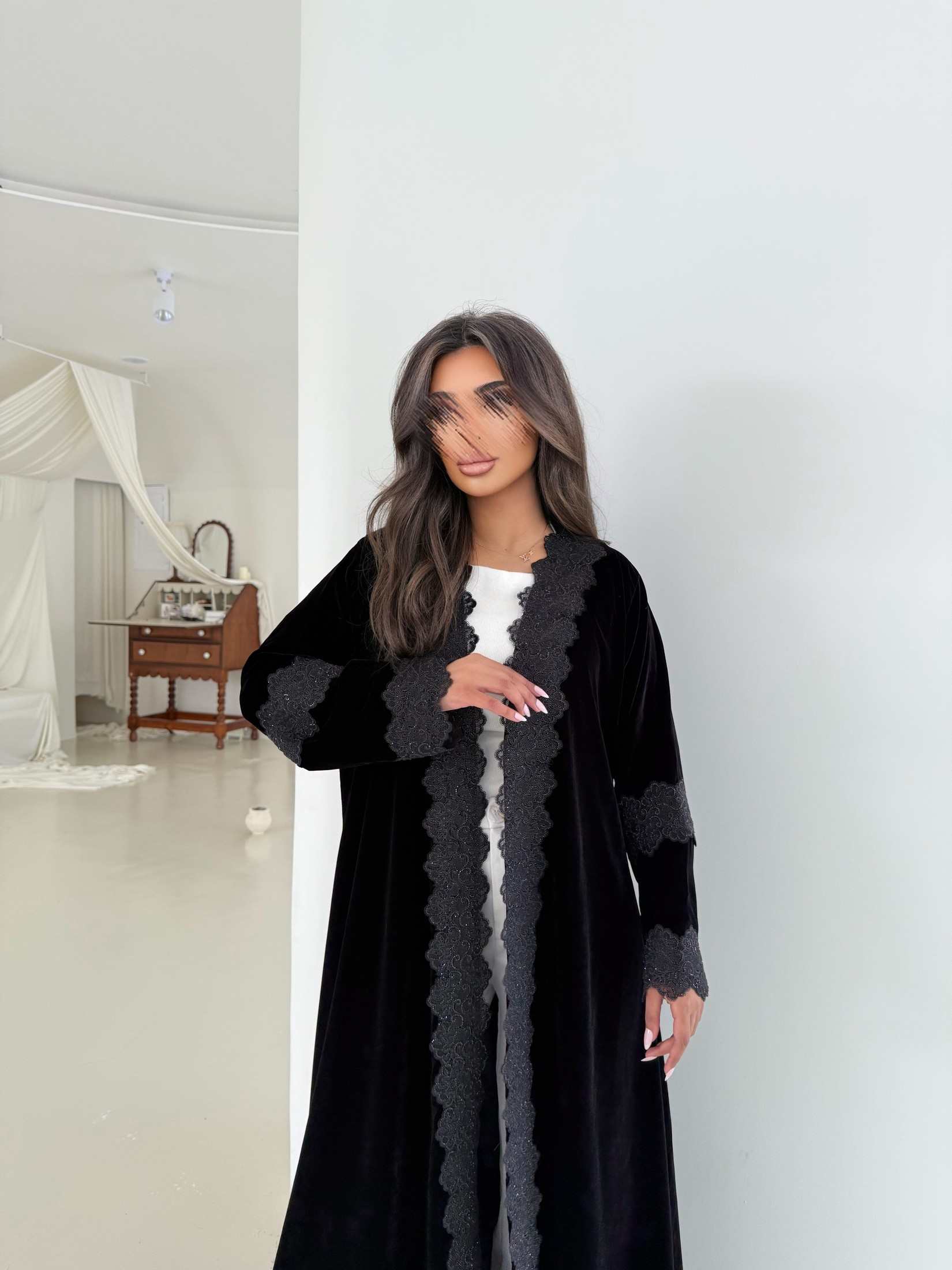 MWT972 - عباية مخمل مع اضافة كلفه اسود لمعة - Aya