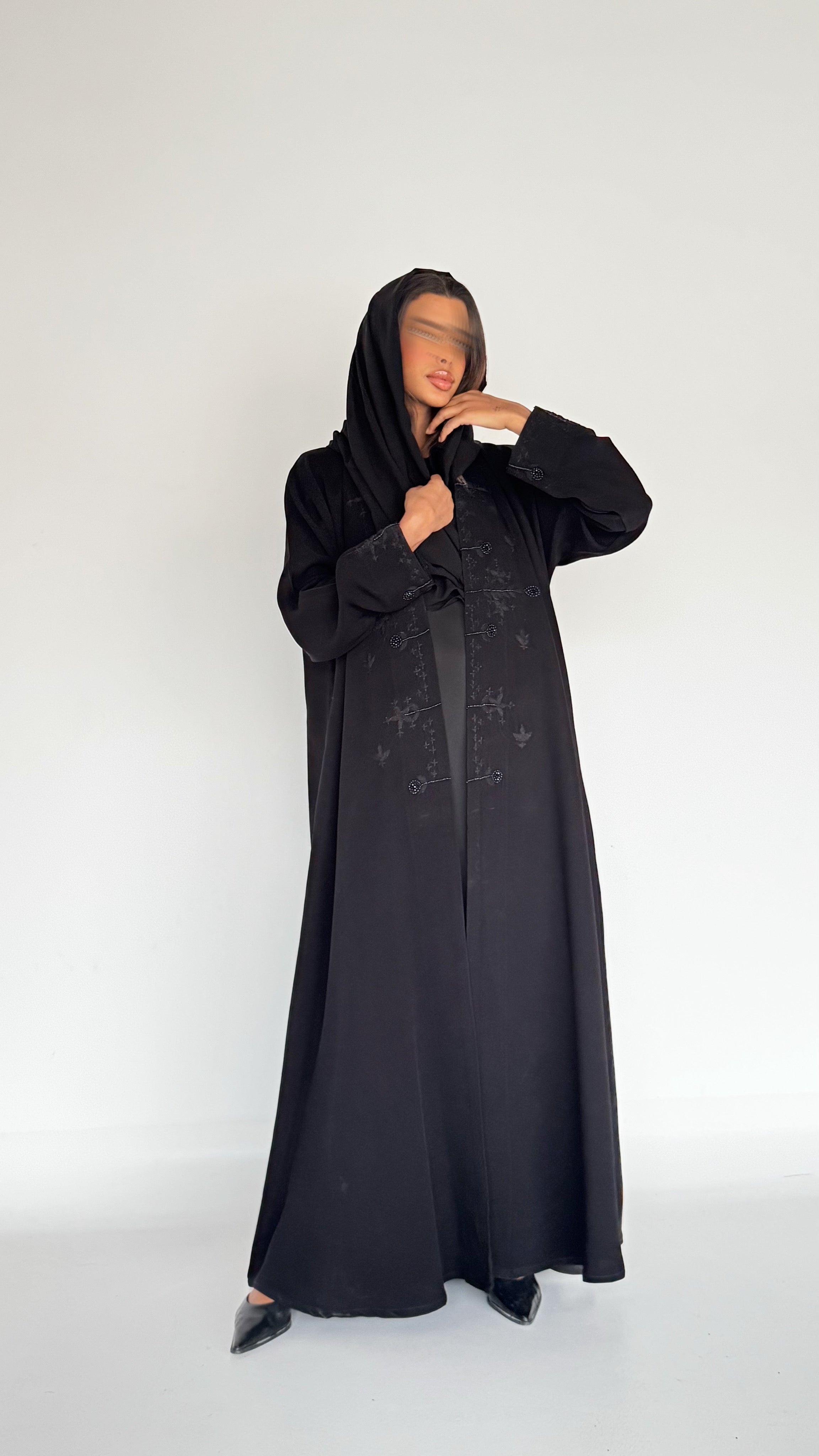 MWT336 - عباية كريب اسود تطريز وشك - Aya