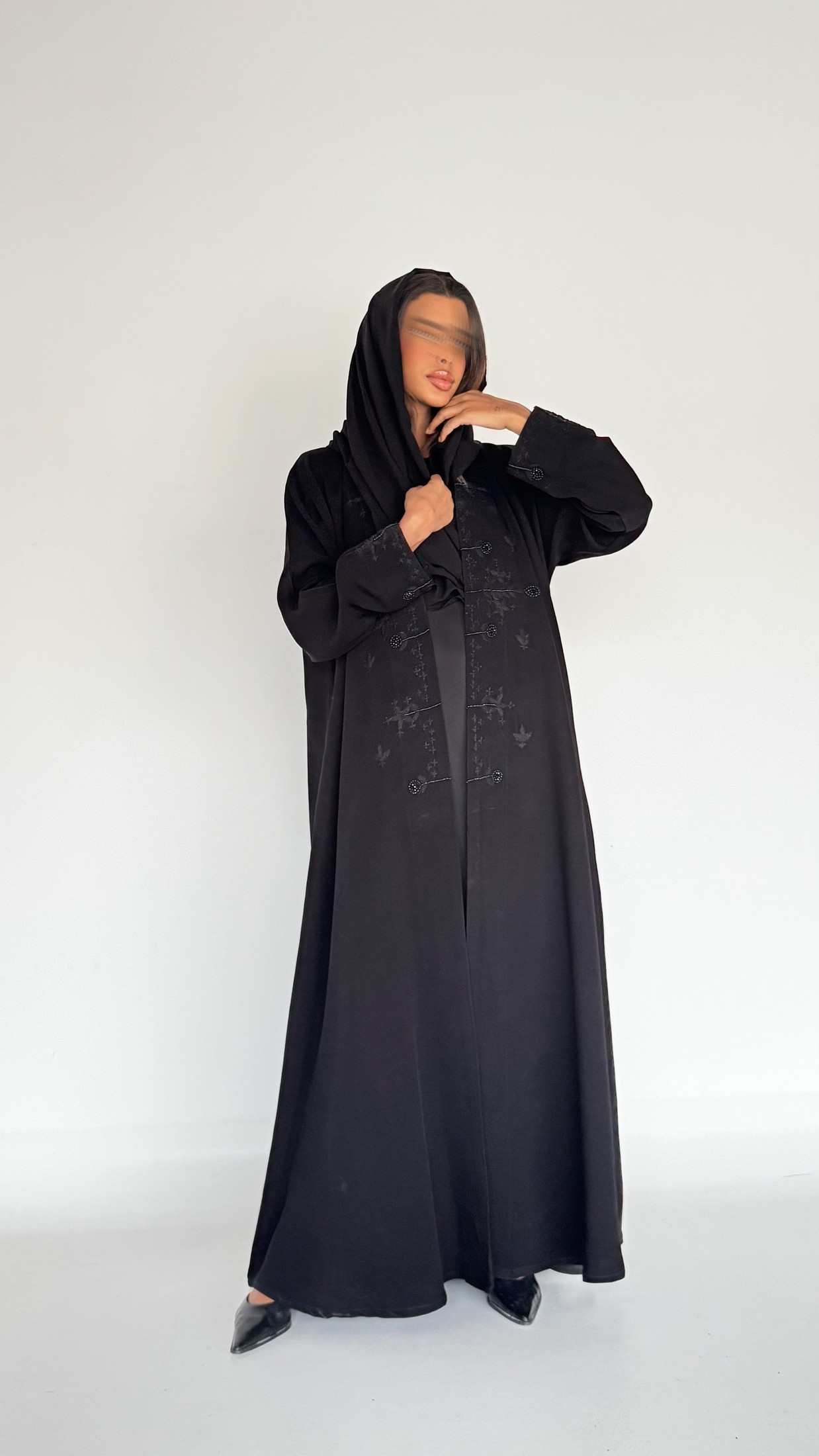 MWT336 - عباية كريب اسود تطريز وشك - Aya