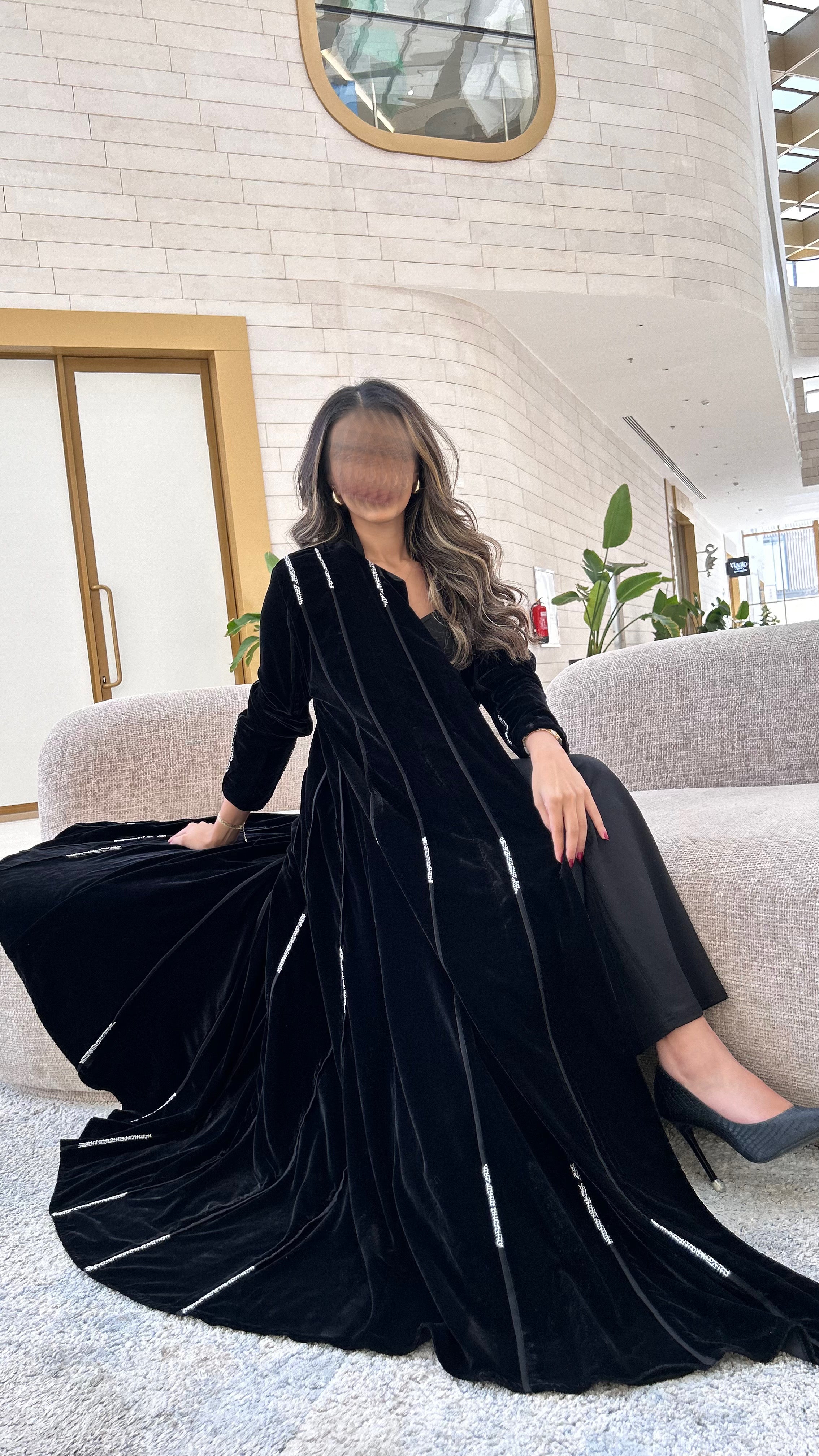 MWT647 - عباية مخمل اسود بخطوط ابيض - Aya