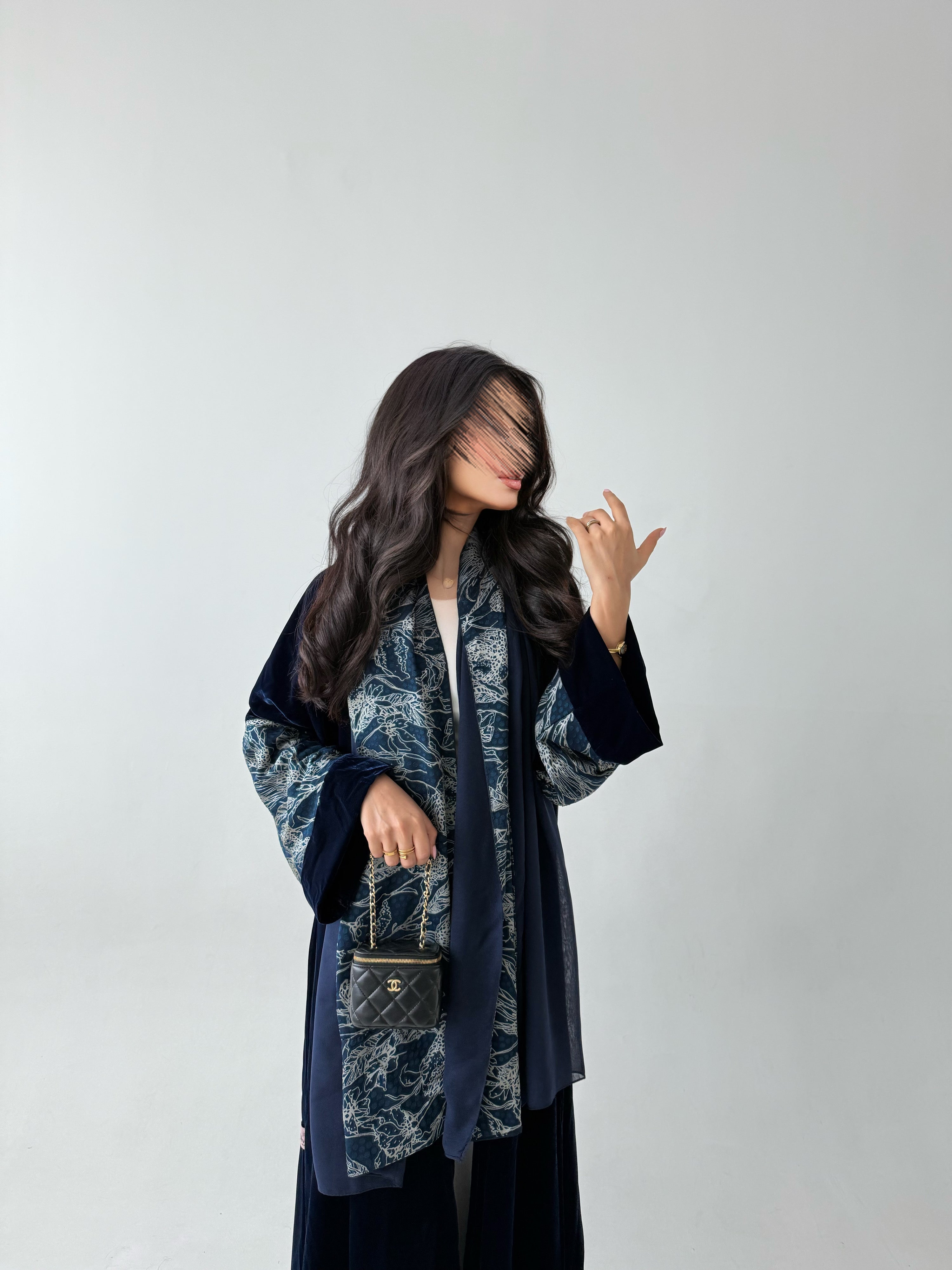 MWT810 - عباية مخمل مع تدخيلة مشجر