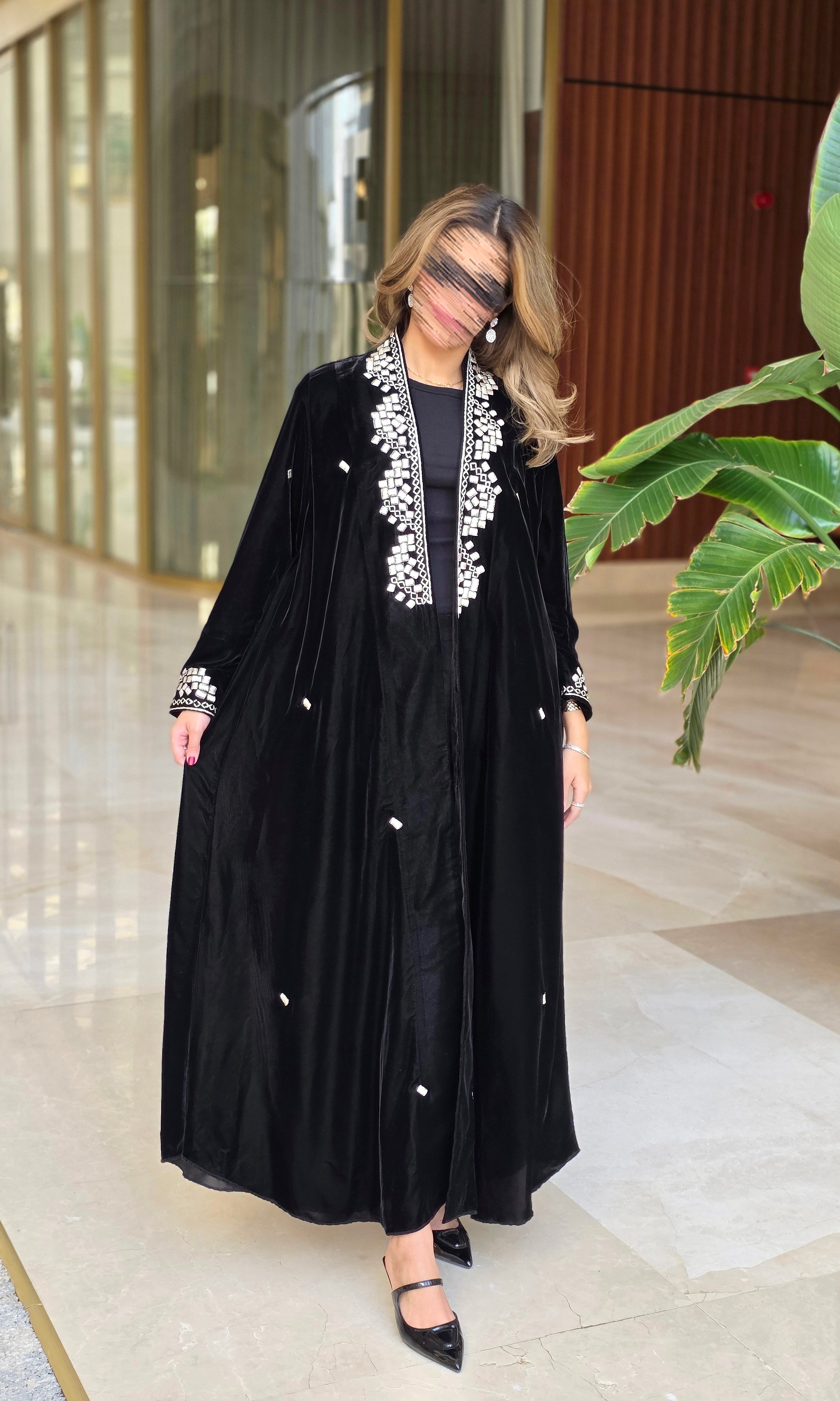 MWT684 - عباية مخمل اسود تطريز من الامام - Aya