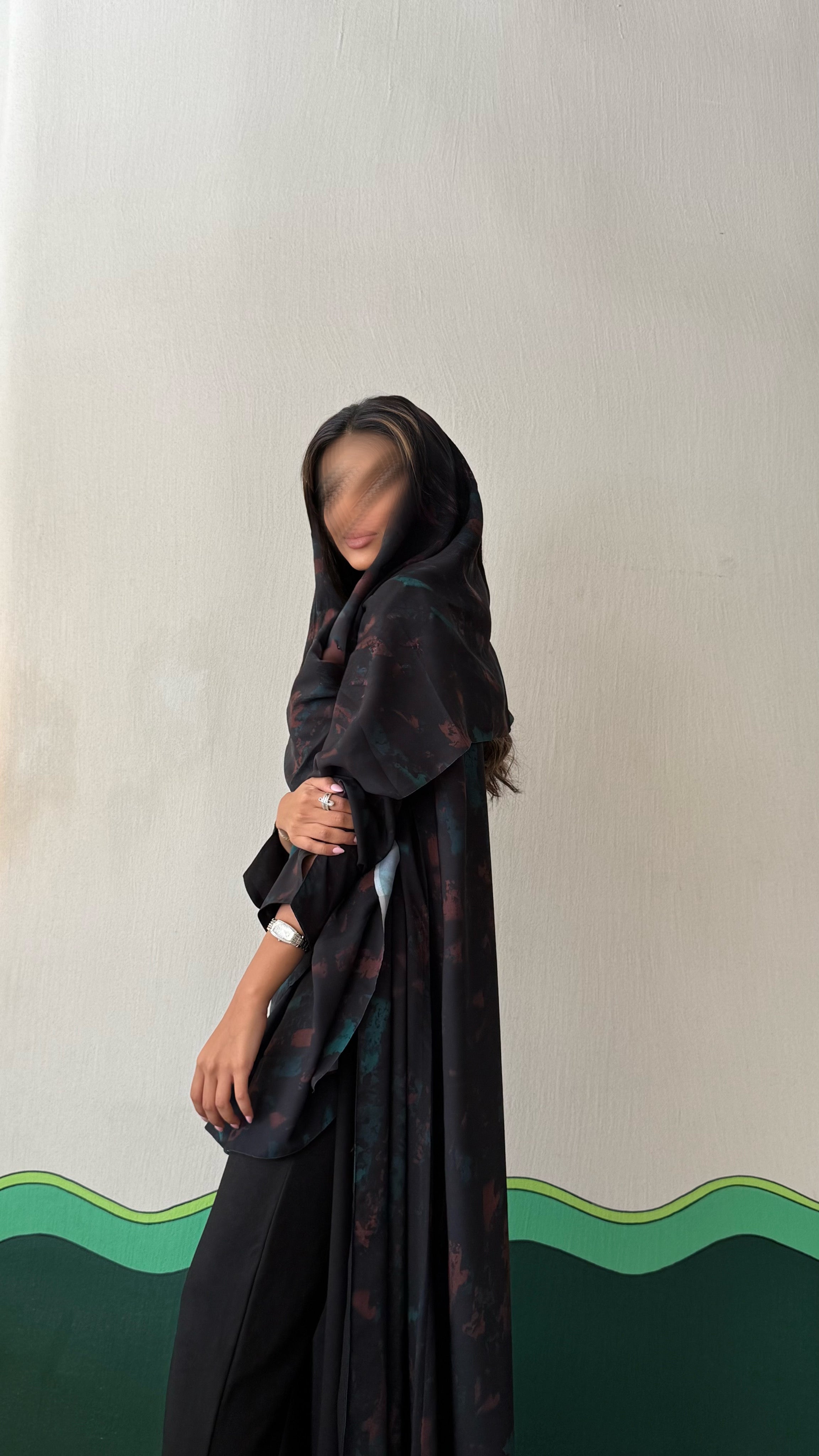 MWT447 - عباية طباعة اسود مع دمج اخضر واحمر - Aya