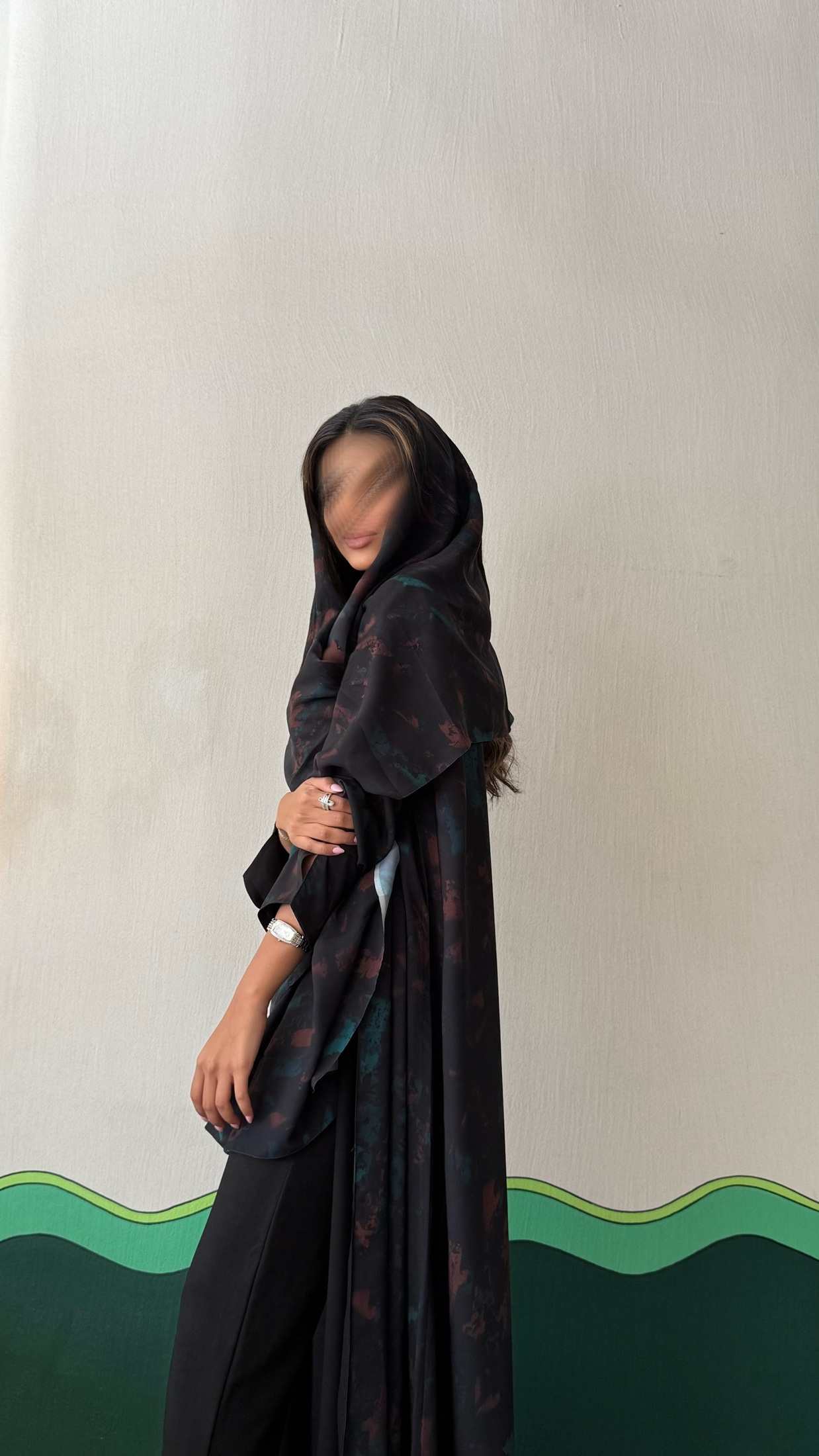 MWT447 - عباية طباعة اسود مع دمج اخضر واحمر - Aya