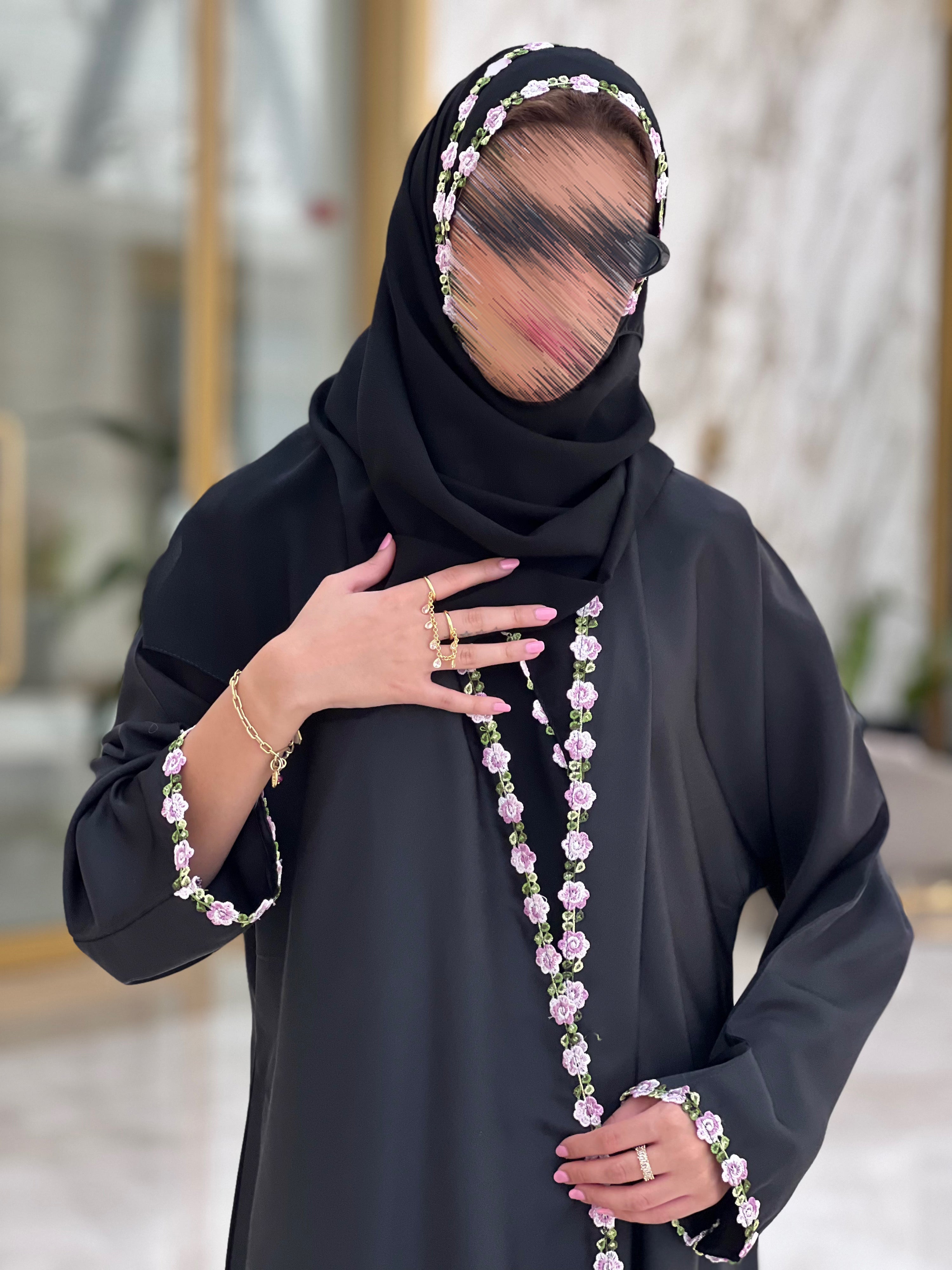 MWT333 - عباية اسود مع اطراف ورد - Aya