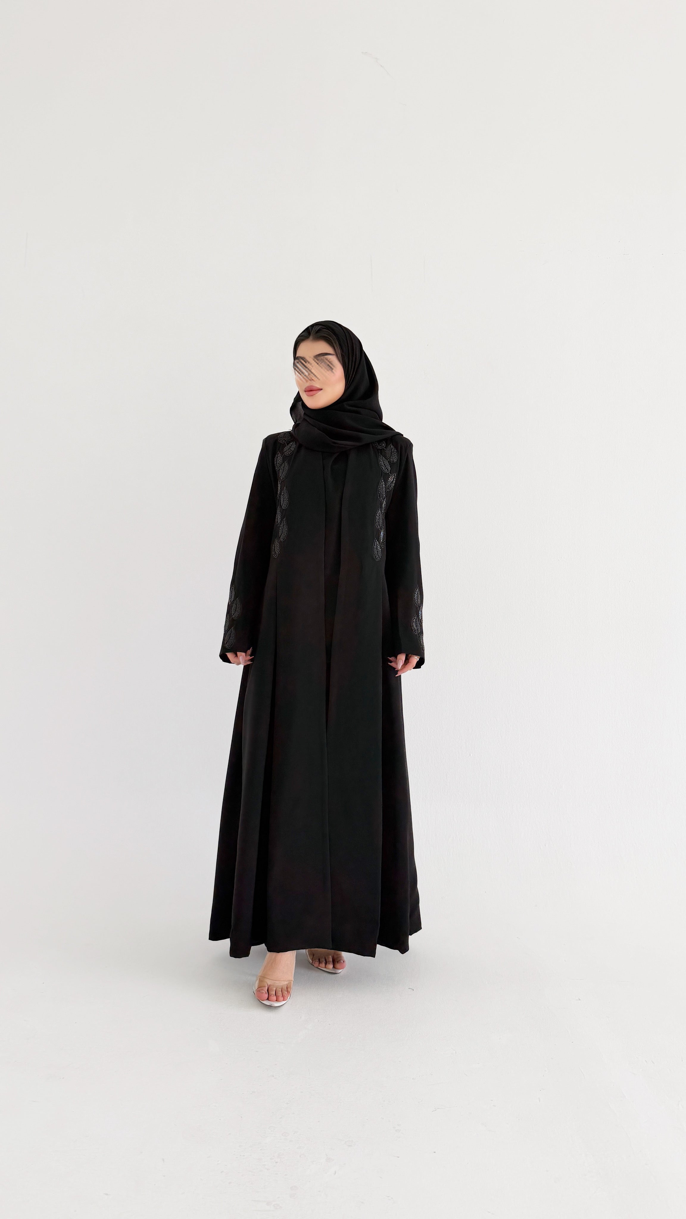 MW2042 - عباية قماش كوبرا مع اضافة الشك اليدوي