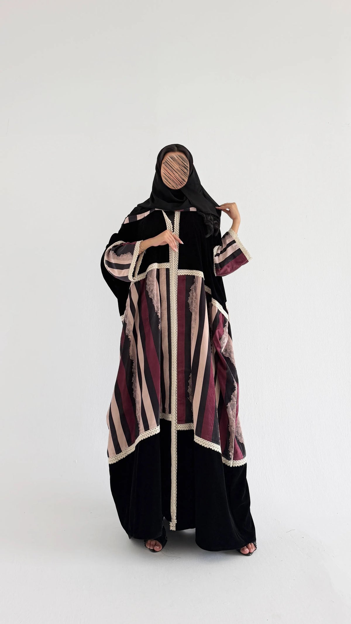 MWT2189 - عبايه مخمل اسود مع مخمل طباعه - Aya