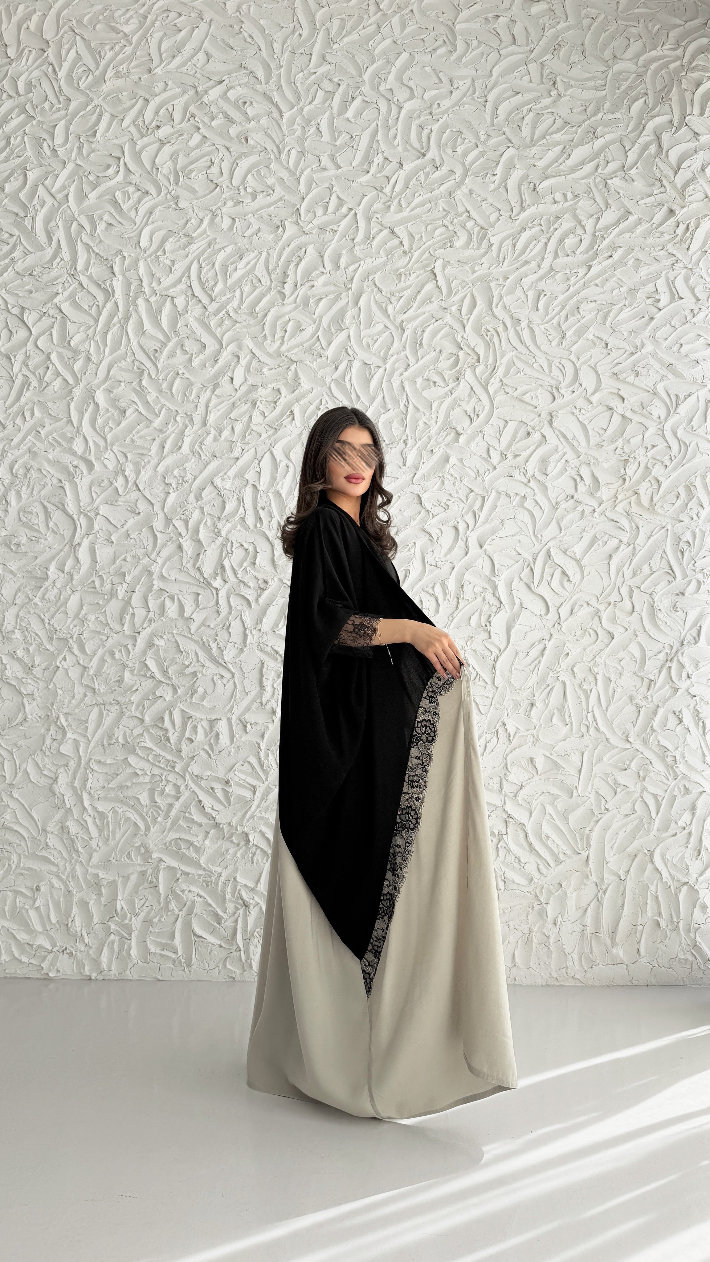 MW2129 - عباية كريب ملكي أنيقة بقصّة نص البشت مع اضافه حرير مغسول عصرية. - Aya