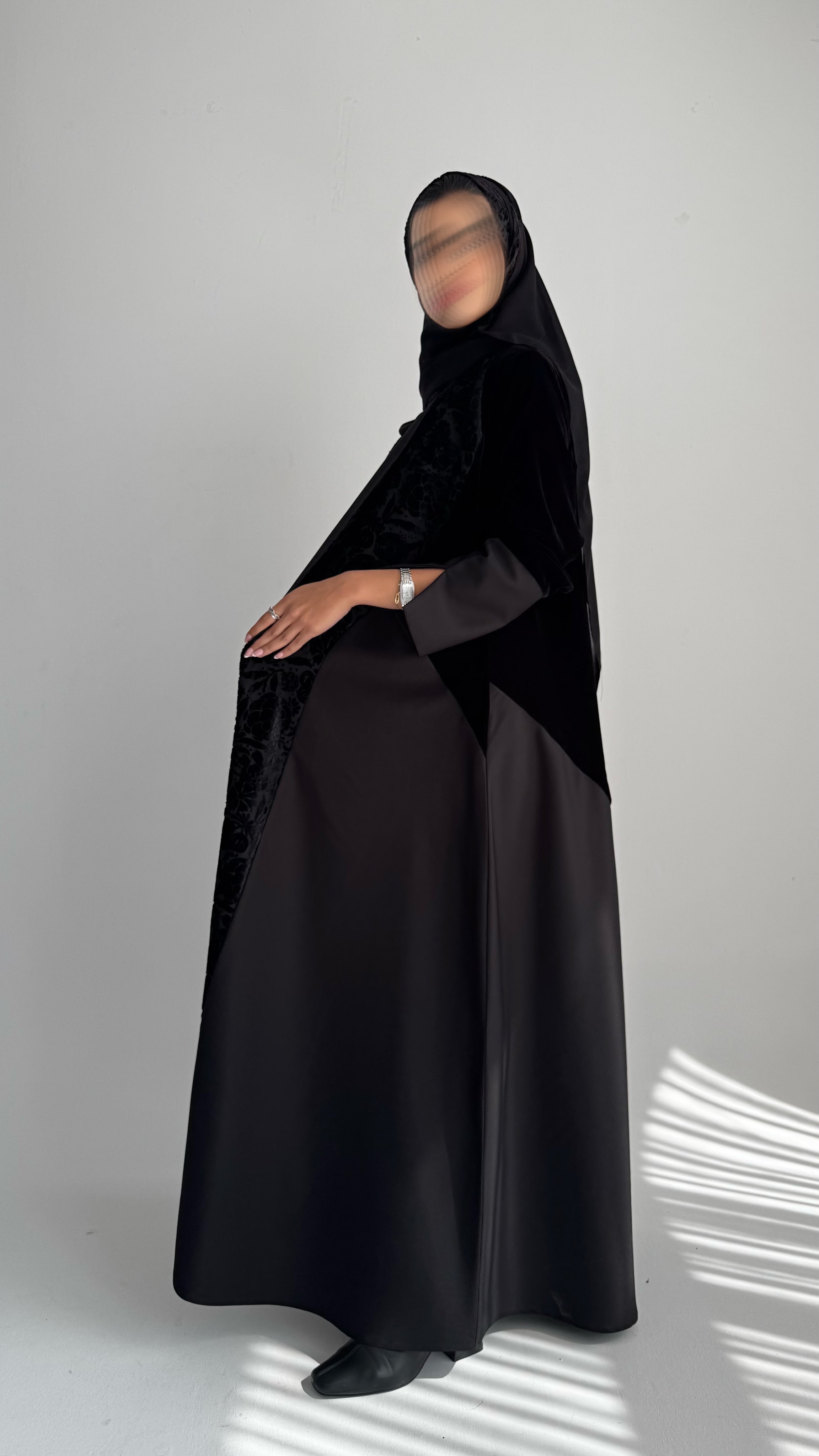 MWT694 - عباية اسود مخمل وردات - Aya