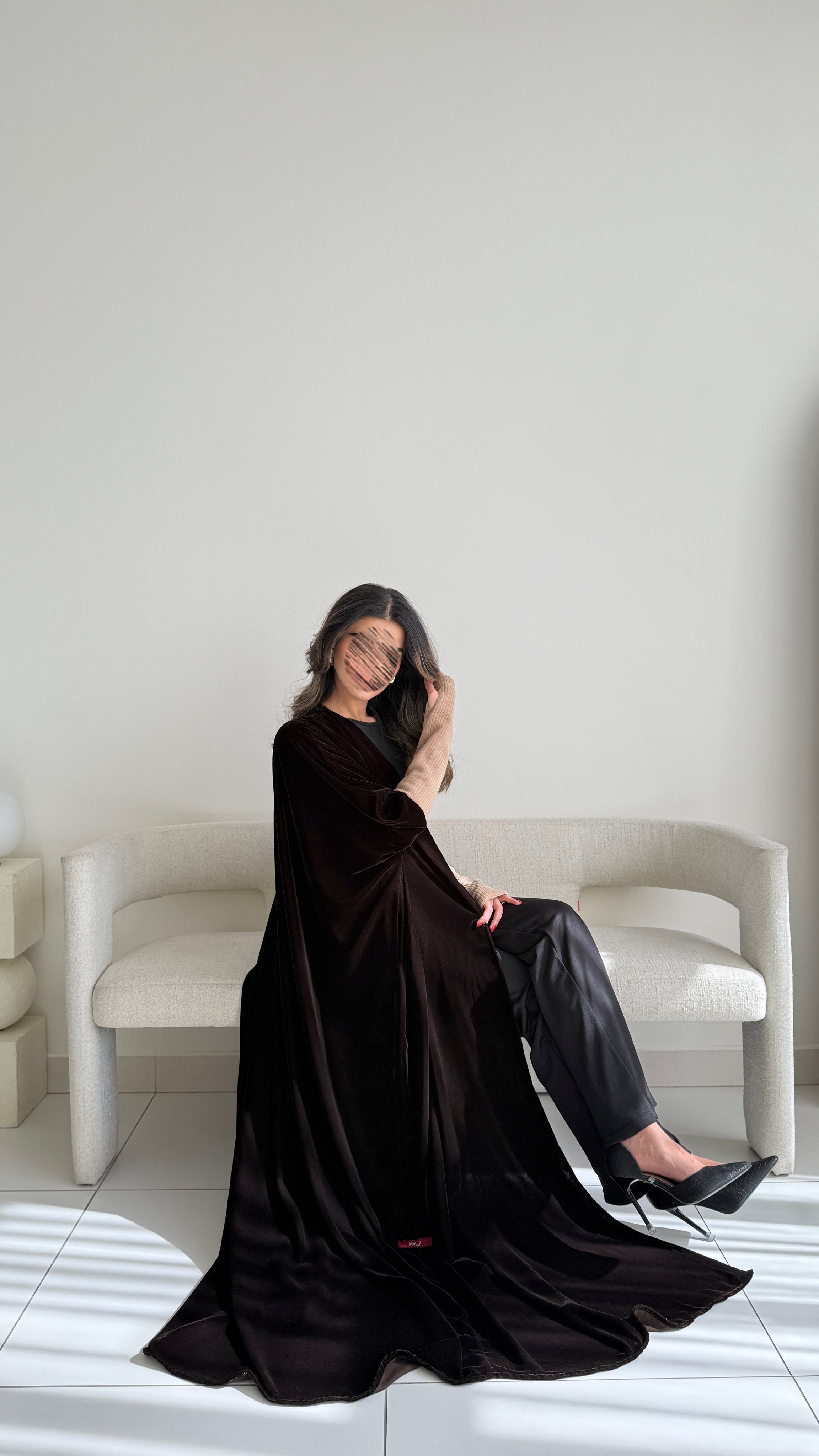 MWT748 - عباية مخمل بأكمام استرتش - Aya